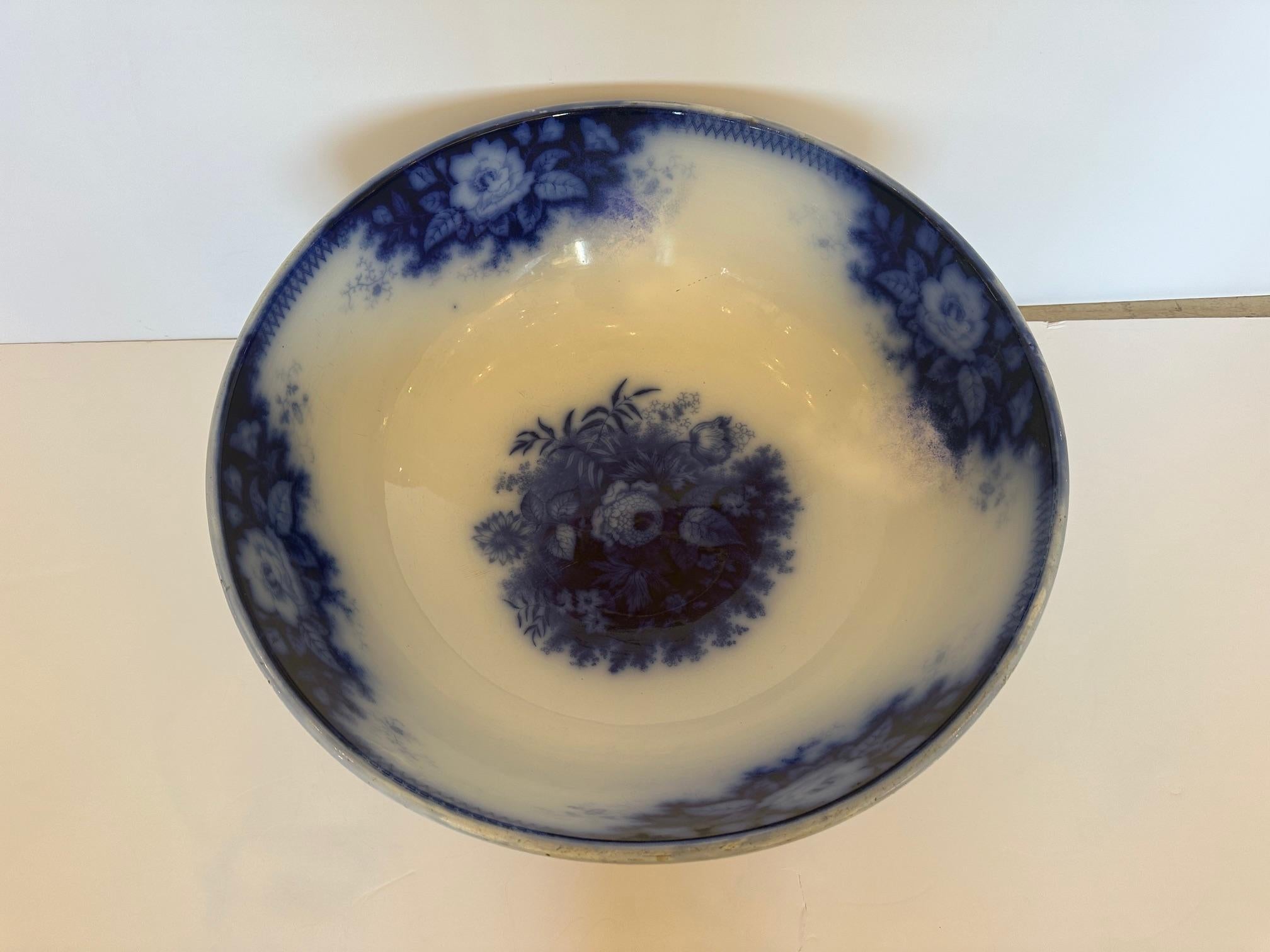 Centrotavola con ciotola in porcellana di Villeroy & Boch di dimensioni impressionanti In condizioni buone in vendita a Hopewell, NJ