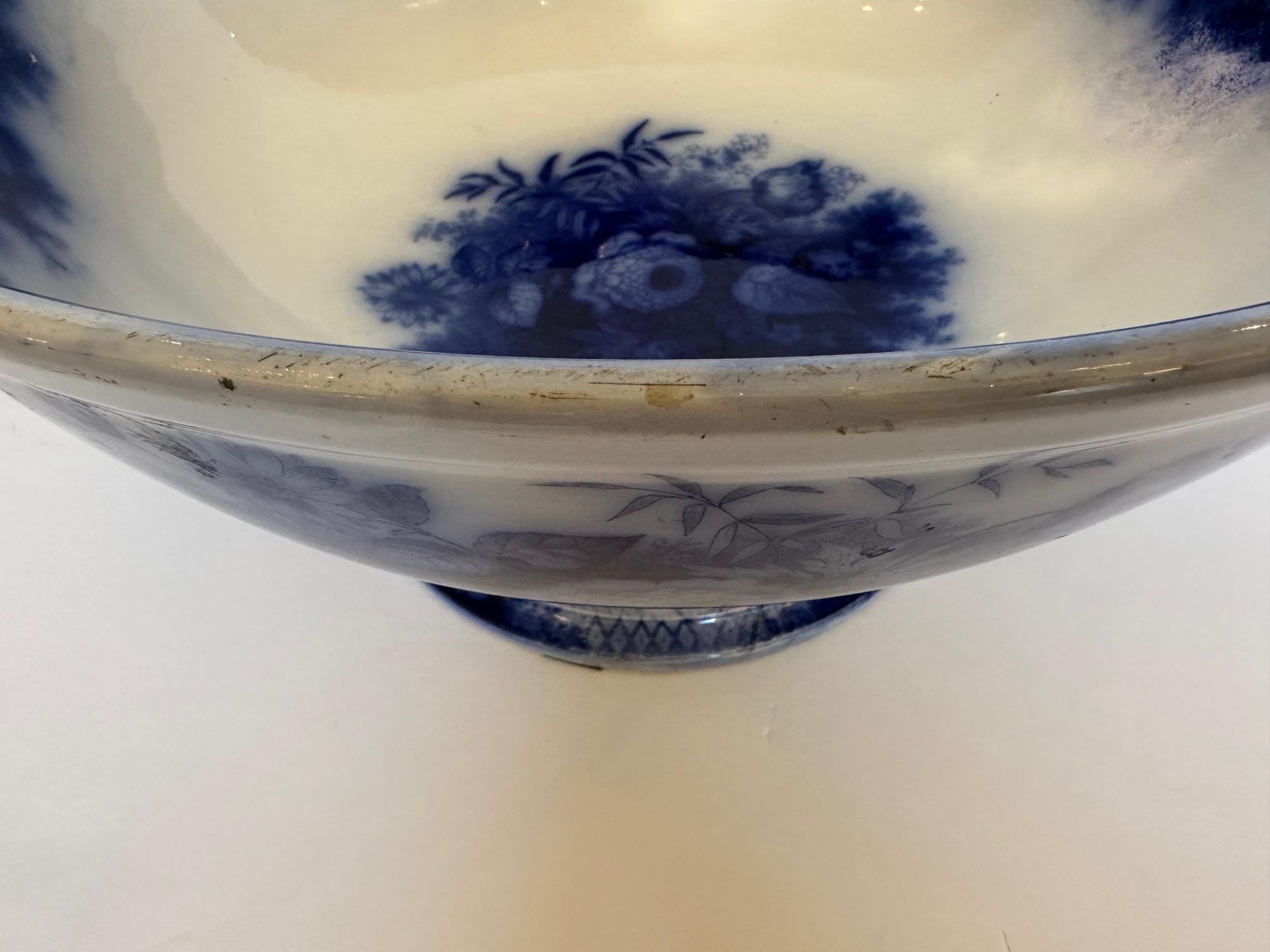 XIX secolo Centrotavola con ciotola in porcellana di Villeroy & Boch di dimensioni impressionanti in vendita