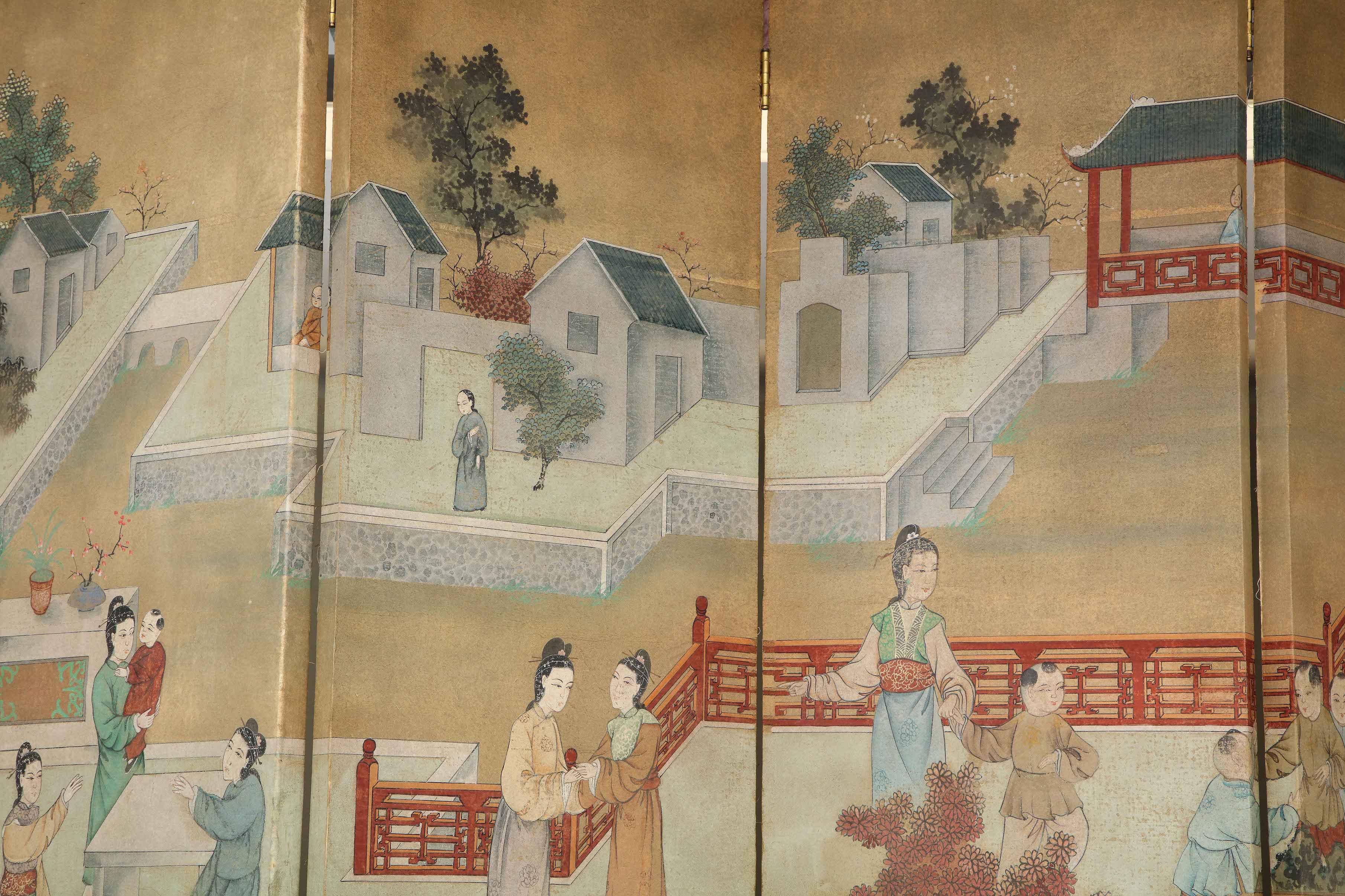 Européen Paravent à six volets en soie peint à la main de style chinoiseries aux dimensions impressionnantes en vente