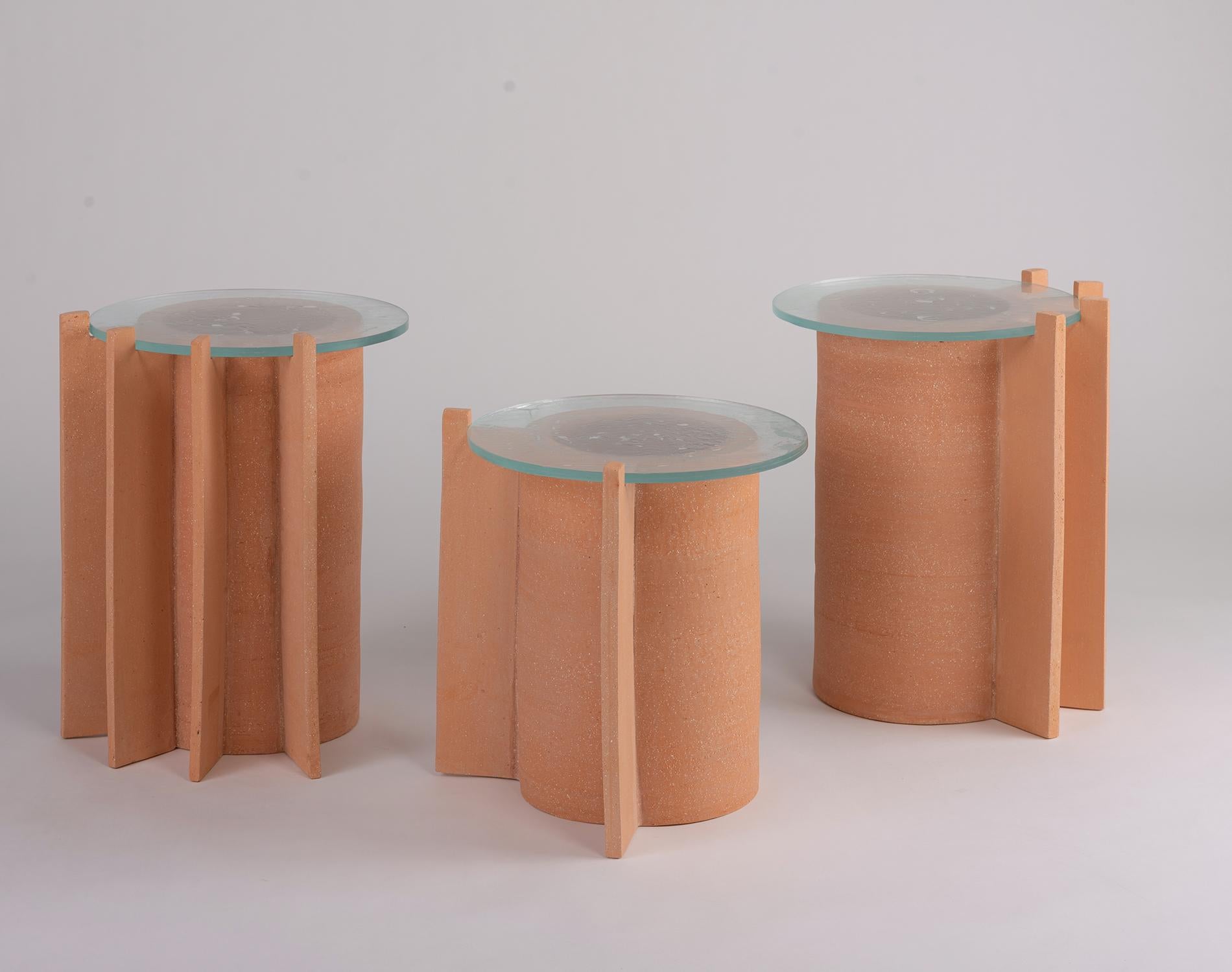 XXIe siècle et contemporain Grande table d'appoint Impronta en terre cuite et verre de Peca en vente