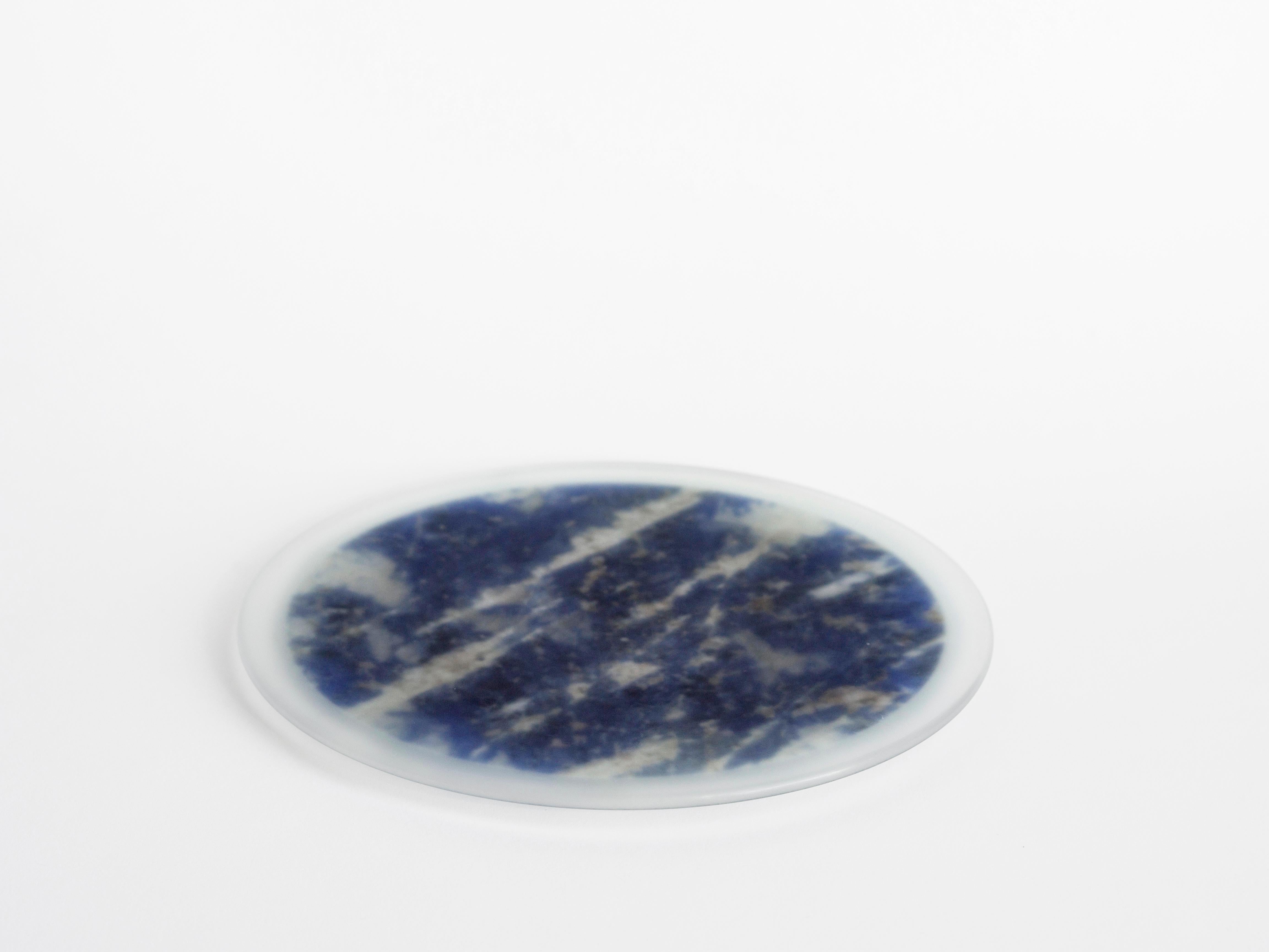 Centerpieces and serving plates in marble and glass, a slow manual processing define new forms where lightness, transparency and thickness to the structural limit become The Protagonists; vitrified signs left by time. Transparency of matter and