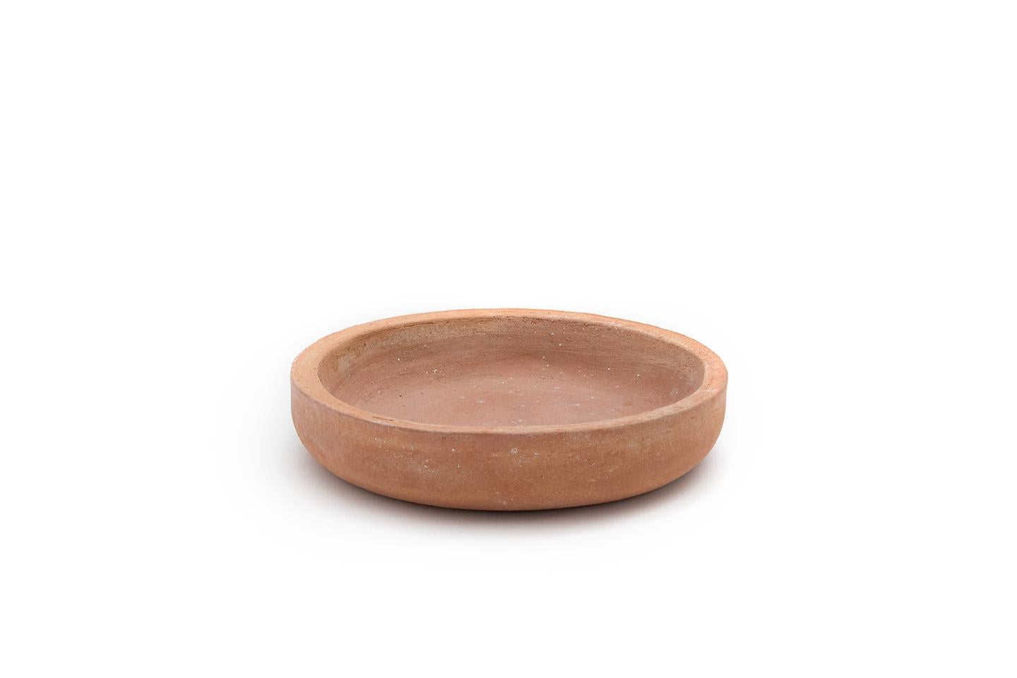Ciotola Diogenèa di Impruneta Clay di Studio A
Dimensioni: D. 23 x H. 4,8 cm
Materiali: Argilla Impruneta.

Un numero di 31 ciotole di forma identica, realizzate in edizione limitata da raffinati artigiani italiani in 31 materiali diversi: Diogenèa