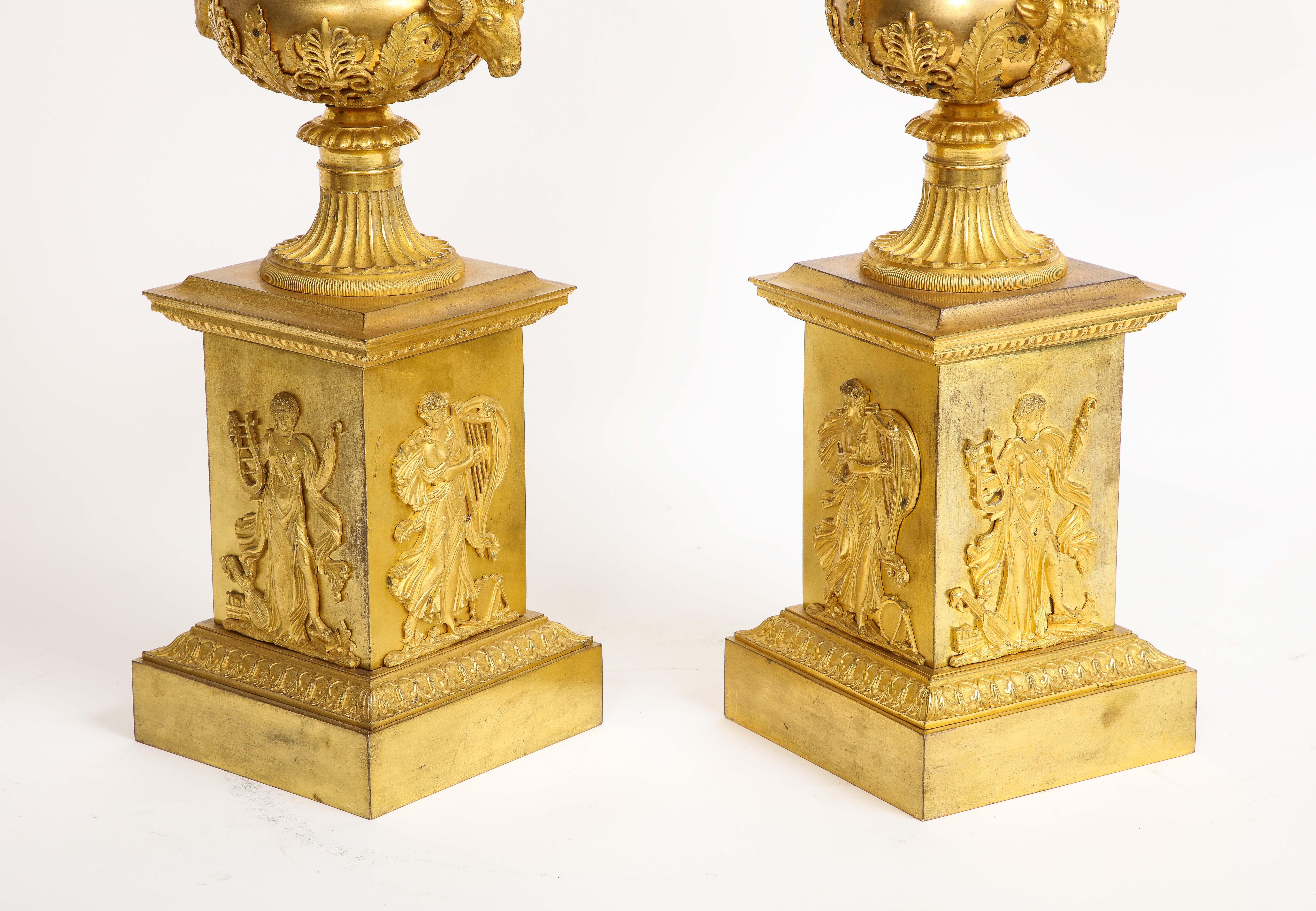 Ein Paar französische Empire-Vasen mit Goldbronze-Bezug/Potpourris, Att. Thomier A Paris im Zustand „Gut“ im Angebot in New York, NY