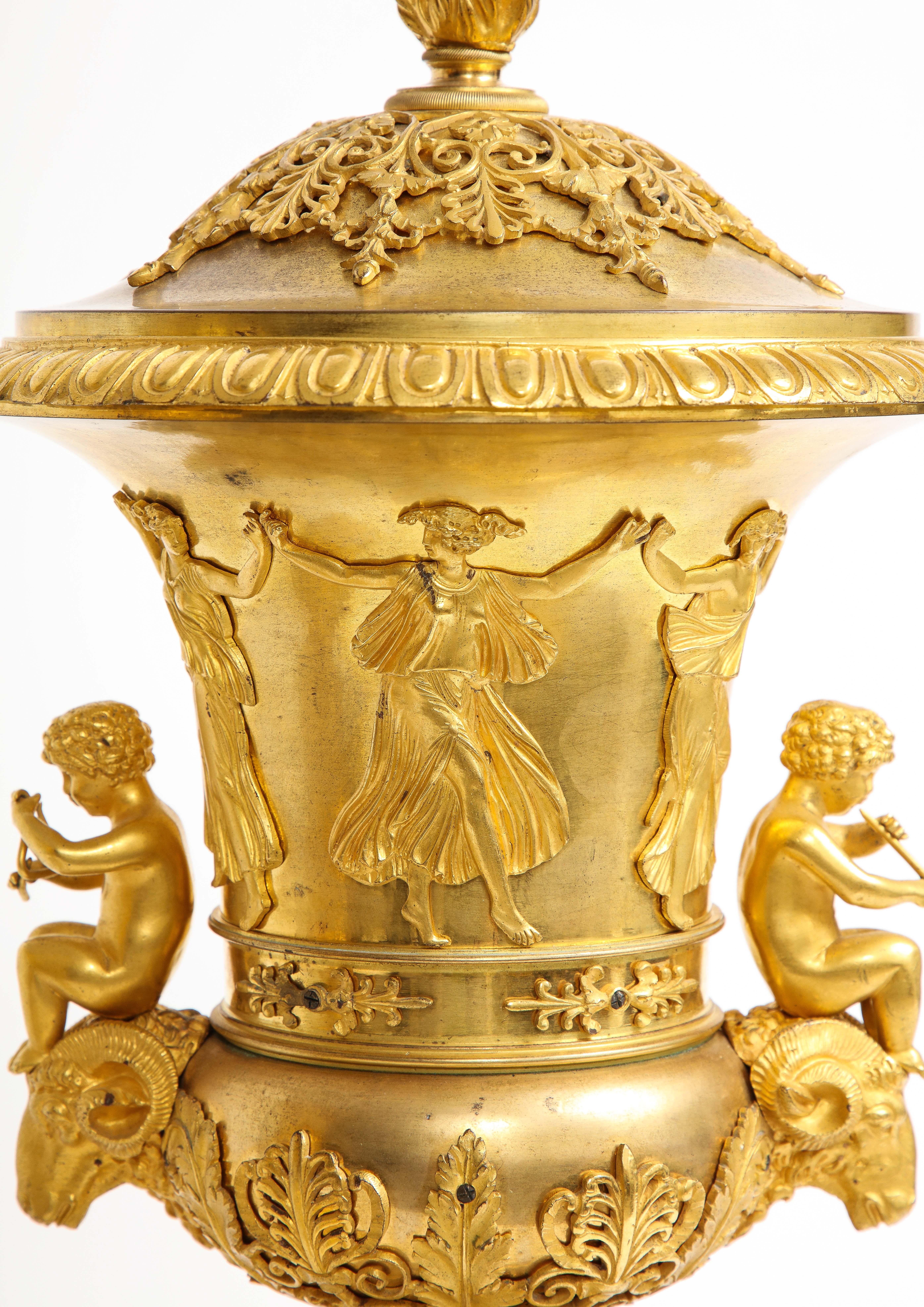 Ein Paar französische Empire-Vasen mit Goldbronze-Bezug/Potpourris, Att. Thomier A Paris (Frühes 19. Jahrhundert) im Angebot