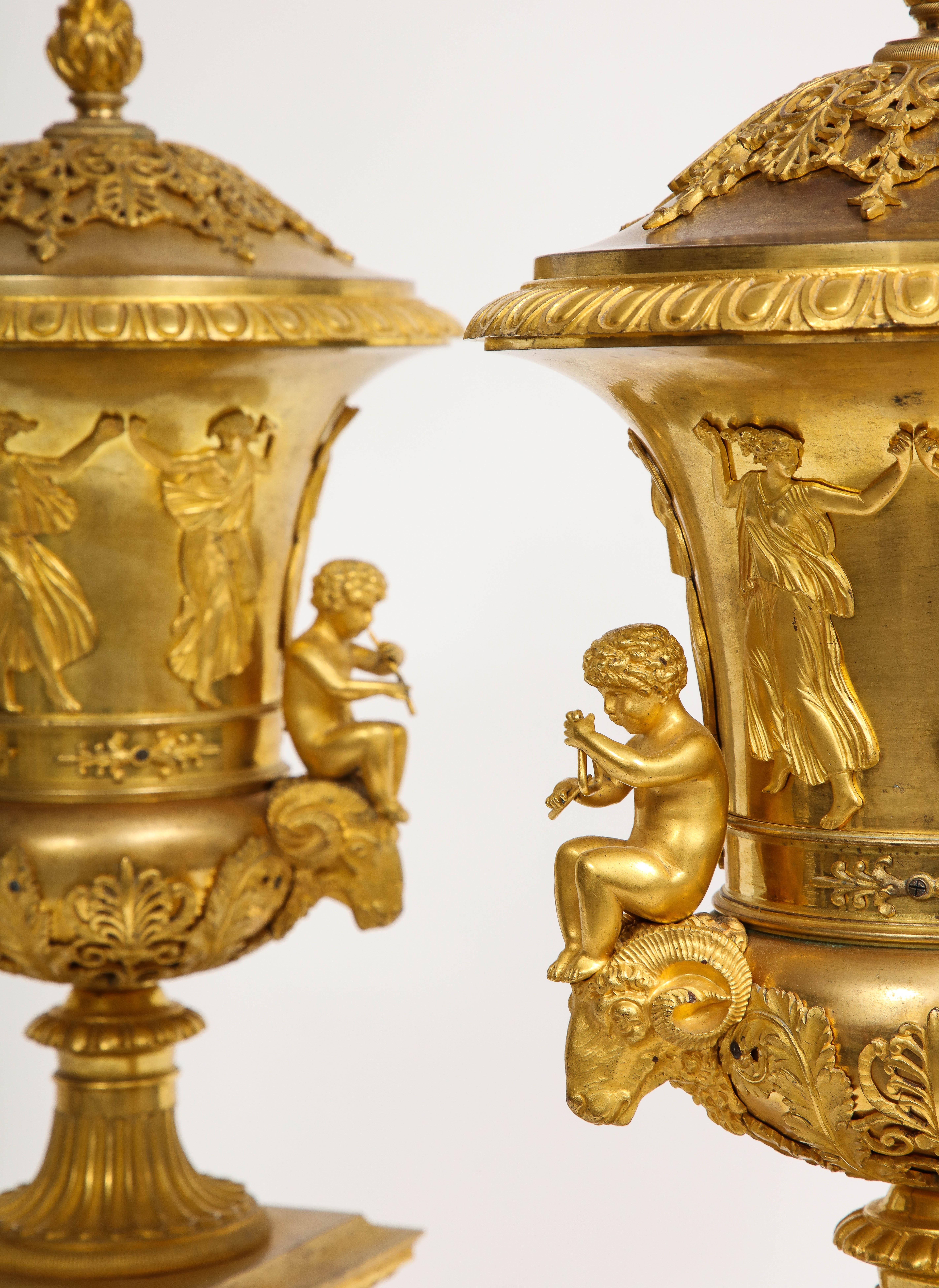 Ein Paar französische Empire-Vasen mit Goldbronze-Bezug/Potpourris, Att. Thomier A Paris im Angebot 3