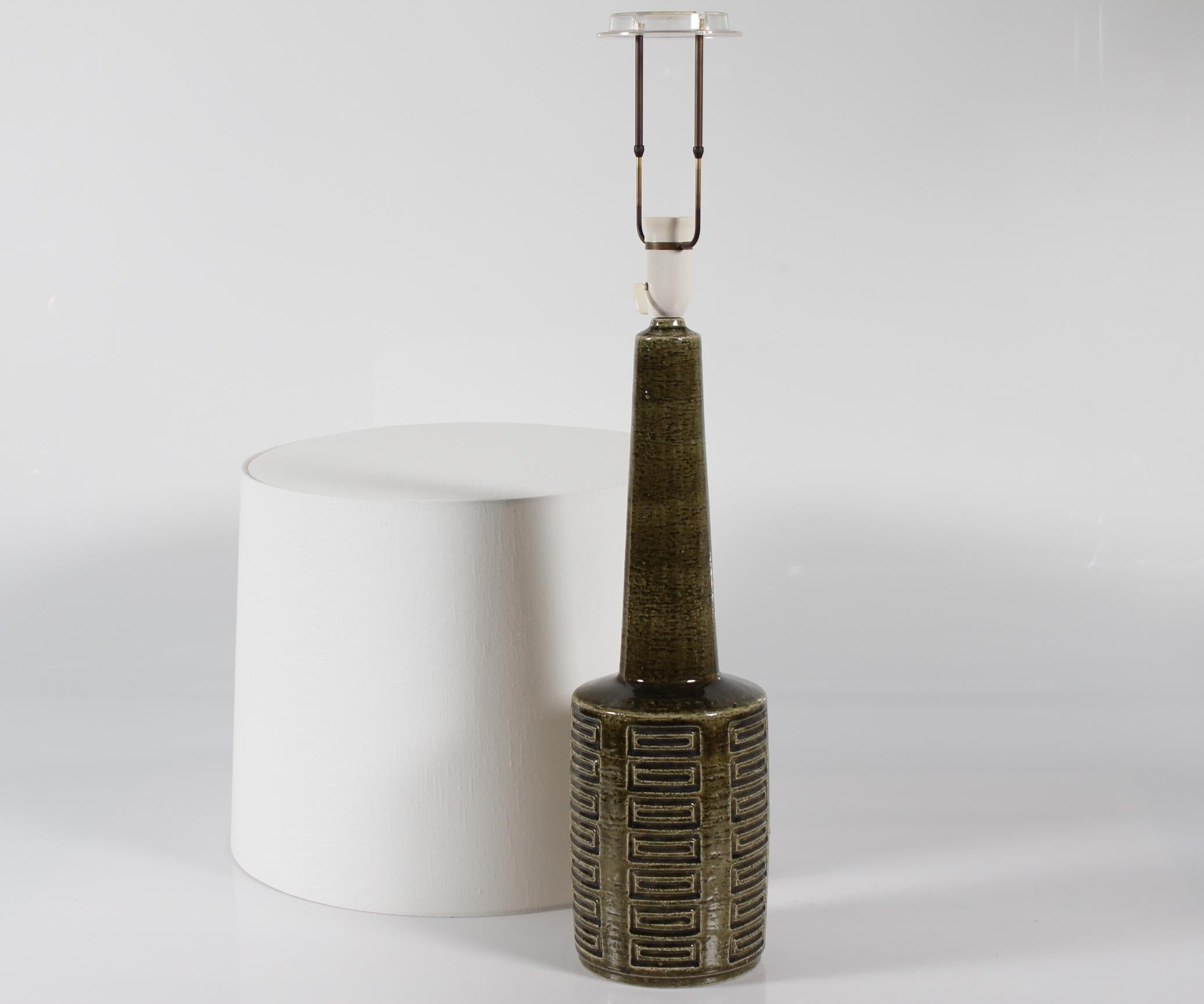 Huge Mid-century Danish ceramic table lamp from Palshus with dark apple green glossy glaze.
The lamp is designed by Annelise og Per Linnemann-Schmidt and manufactured in their own studio 1960-1980.
The lamp foot is made with chamotte clay which