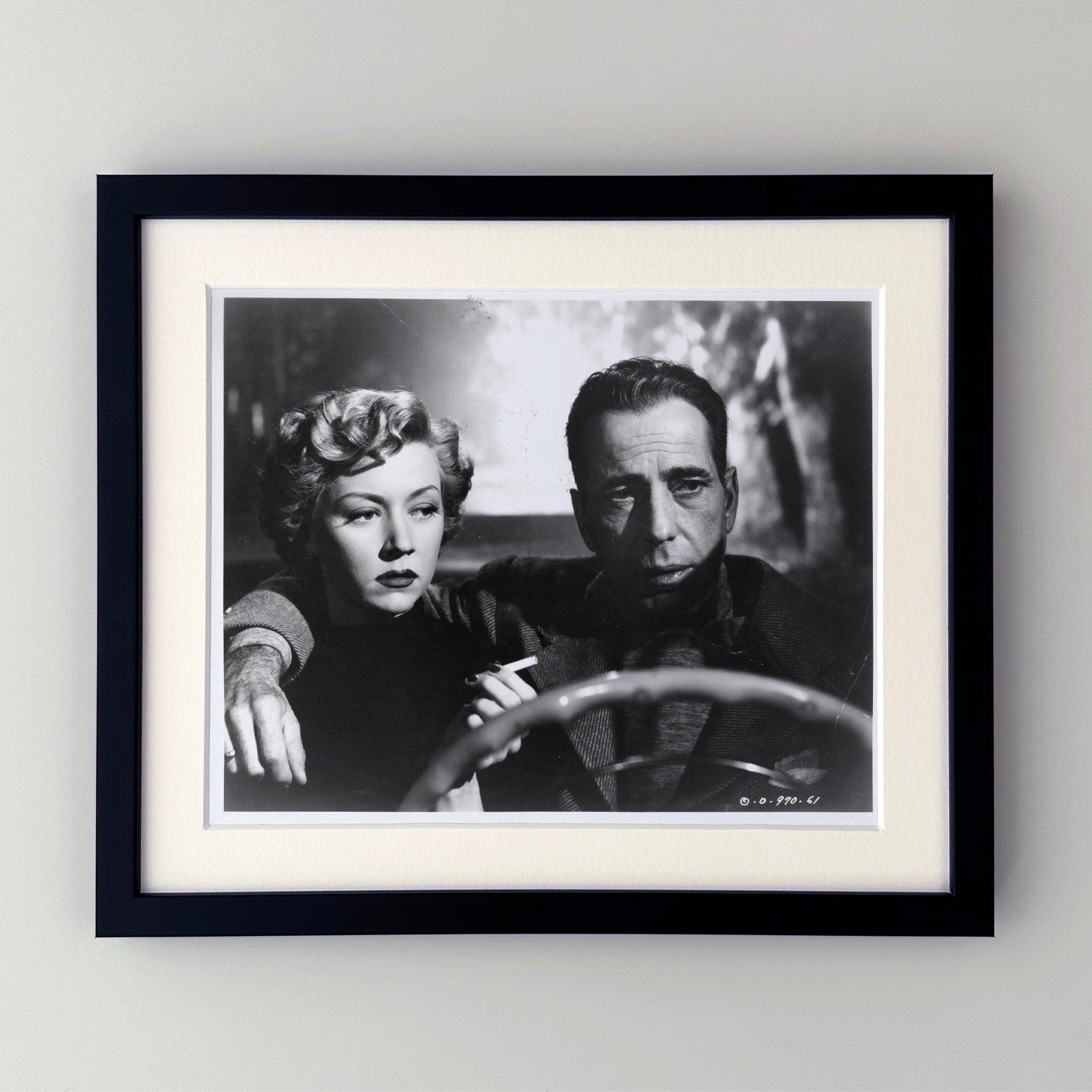 Original 8x10 Zoll Publicity Film Still für In a Lonely Place (1950) mit Humphrey Bogart in der Hauptrolle.

Werbefotos (Film/Produktion) wurden erstellt, um die Studios bei der Werbung für ihre neuen Filme zu unterstützen. Die Standbilder wurden