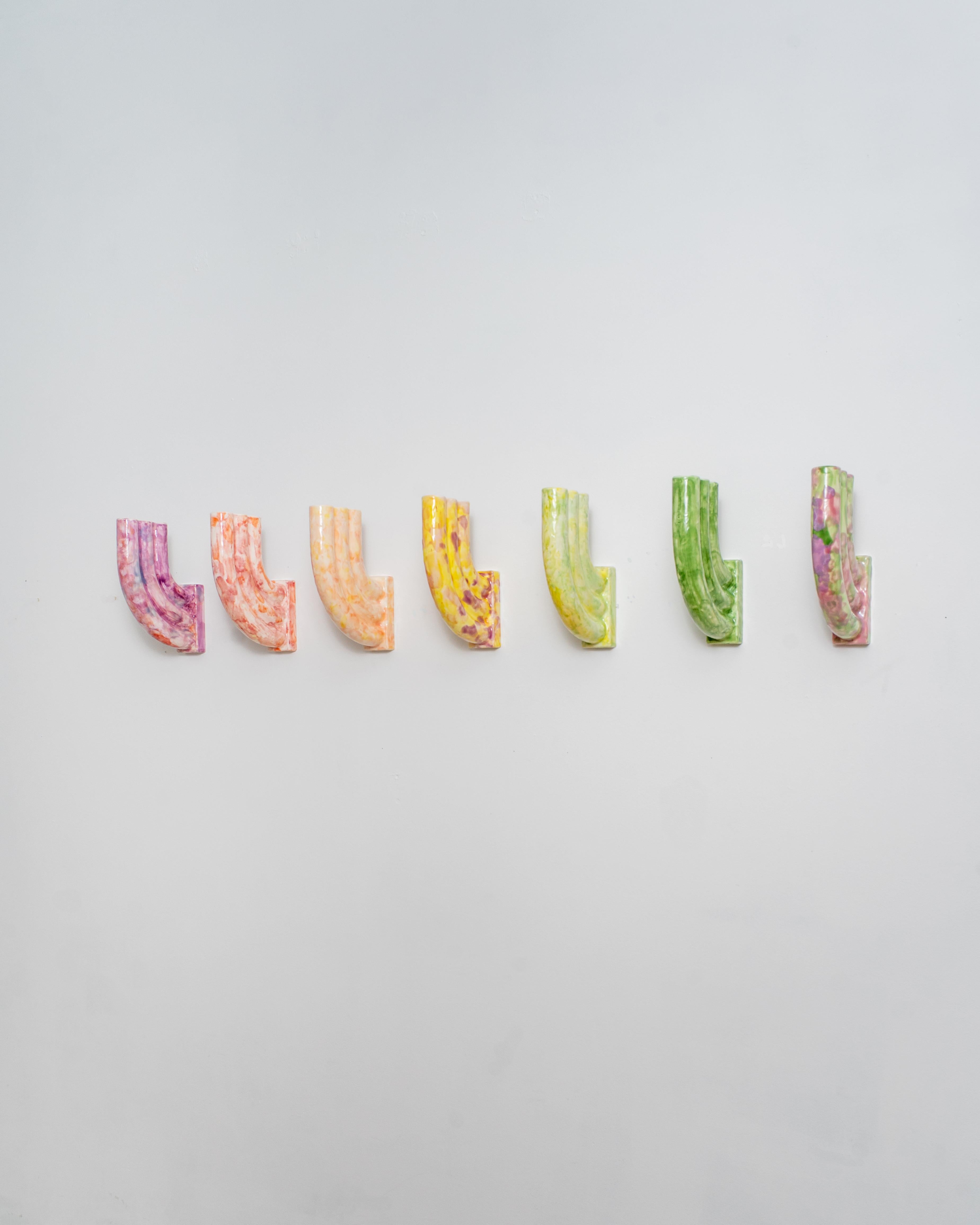 In Alto Colori Wandvase von Maxime Louis-Courcier (Tonware) im Angebot