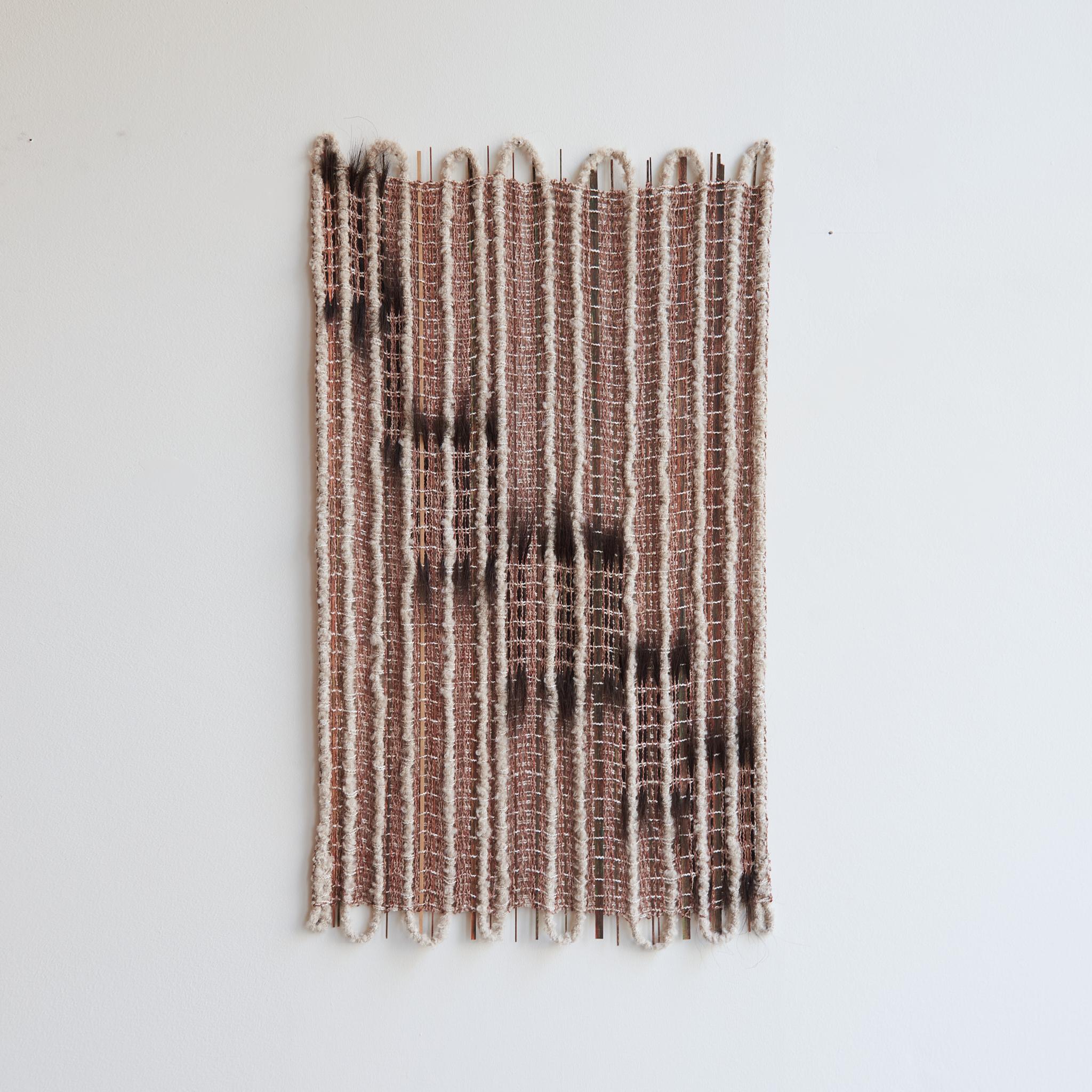 In Between #1 Wandskulptur von Delphine Cobbaert (Wolle) im Angebot
