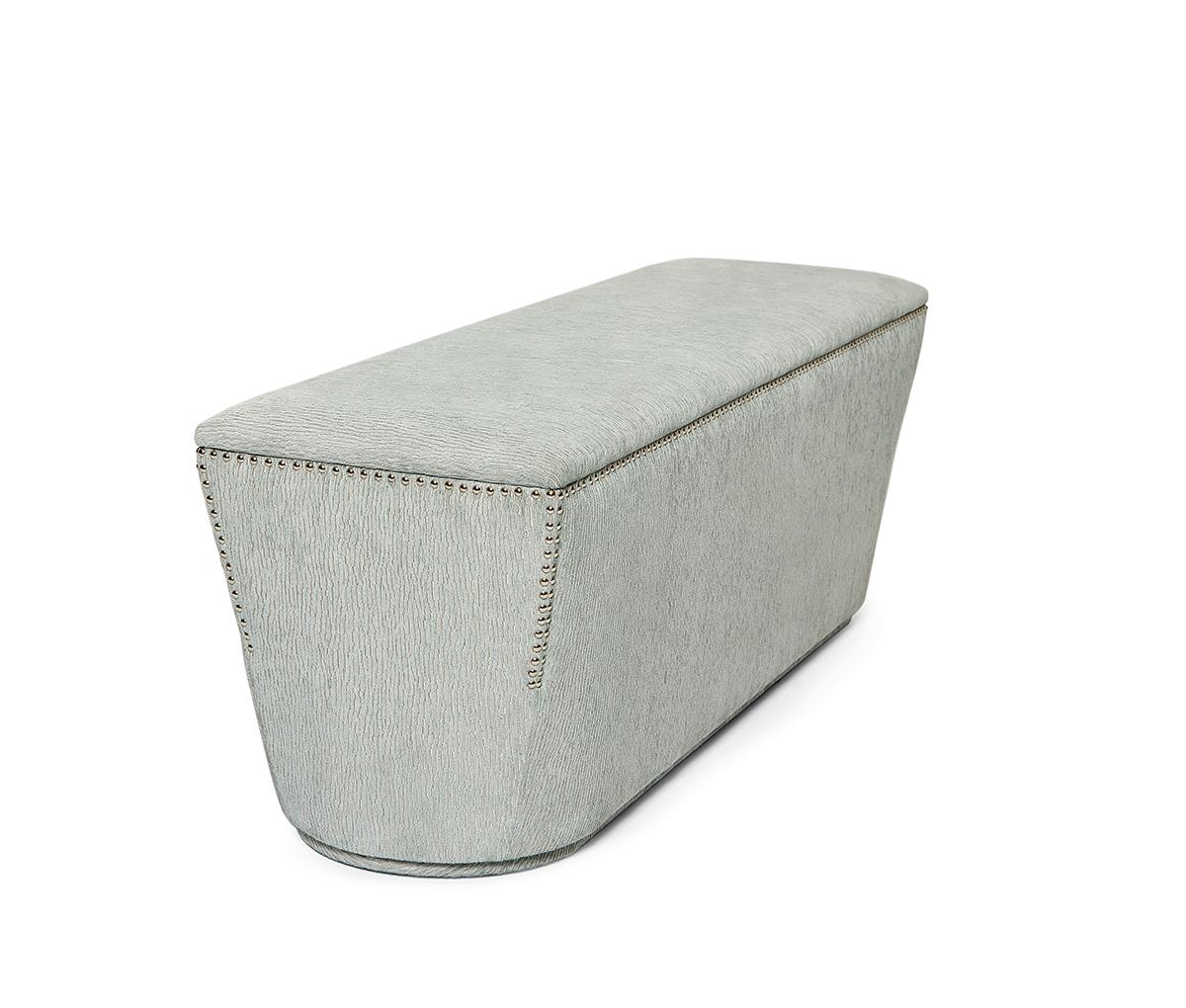 In Between 140 Bench di Munna
Dimensioni: D 40 x L 140 x H 50 cm. SH: 50 cm.
Materiali: Legno massiccio, schiuma, nichel e imbottitura.
Finiture: Tappezzeria: Silence Chenille, rif. Greene & Greene, SC04. Chiodi da tappezzeria: Nichel