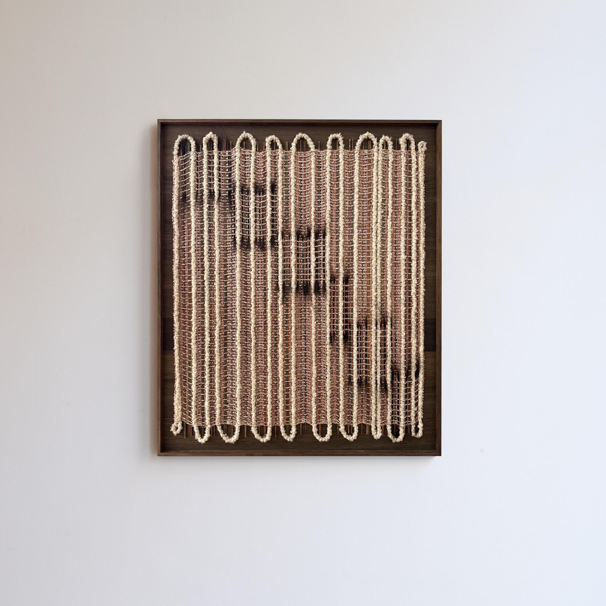 In Between #3 Wandskulptur von Delphine Cobbaert
Abmessungen: B 95,5 x H 112,9 cm
MATERIALIEN: Wolle, Leinen, Jute, bemaltes Holz, Rosshaar. 

Delphine Cobbaert ist eine belgische Textilkünstlerin, Designerin und Kunsthandwerkerin. Ihr