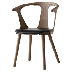 Sedia In Between Sk2, Oak oliato fumé e pelle nera nobile per &Tradition