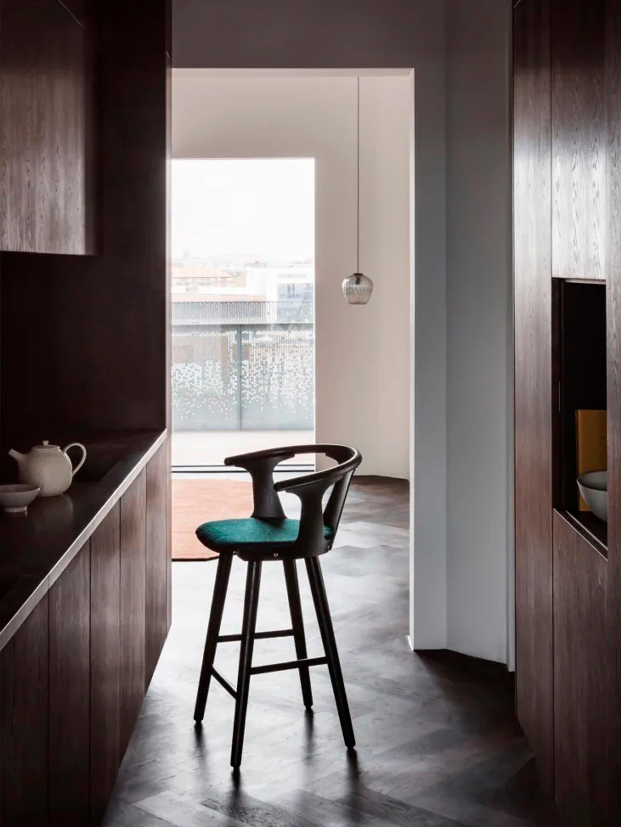 Ispirato all'eredità scandinava del design e dell'artigianato del mobile, In Between è il risultato delle solide basi di Sami Kallio nelle tecniche tradizionali di lavorazione del legno e del suo occhio per i dettagli ingegnosi. Ha iniziato con una
