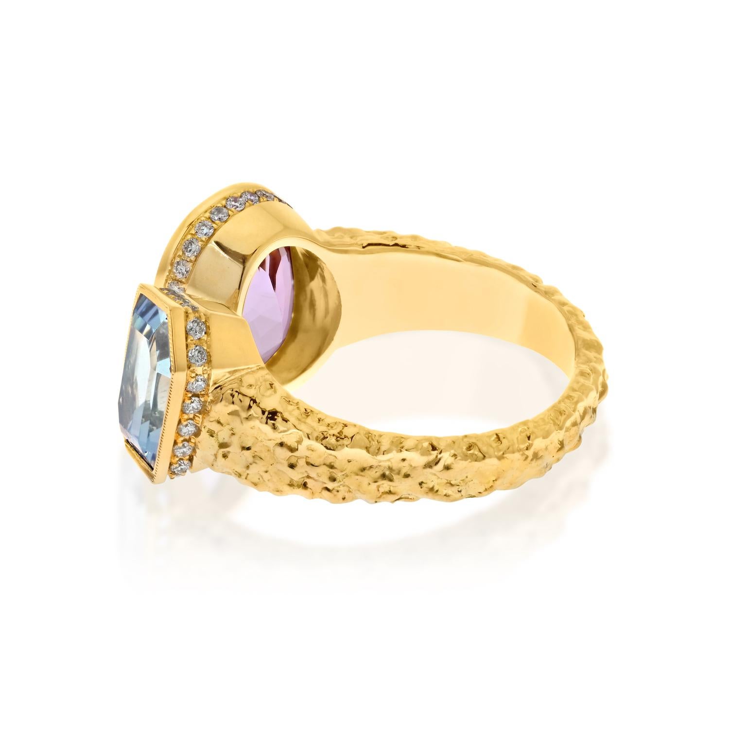 A Symphony of Colors: Aquamarine and Kunzite Ring in 18K Yellow Gold
Sometimes, the most beautiful pieces of jewelry are those that express the sheer delight of colors and textures. This 18K yellow gold ring, showcasing an aquamarine and kunzite, is