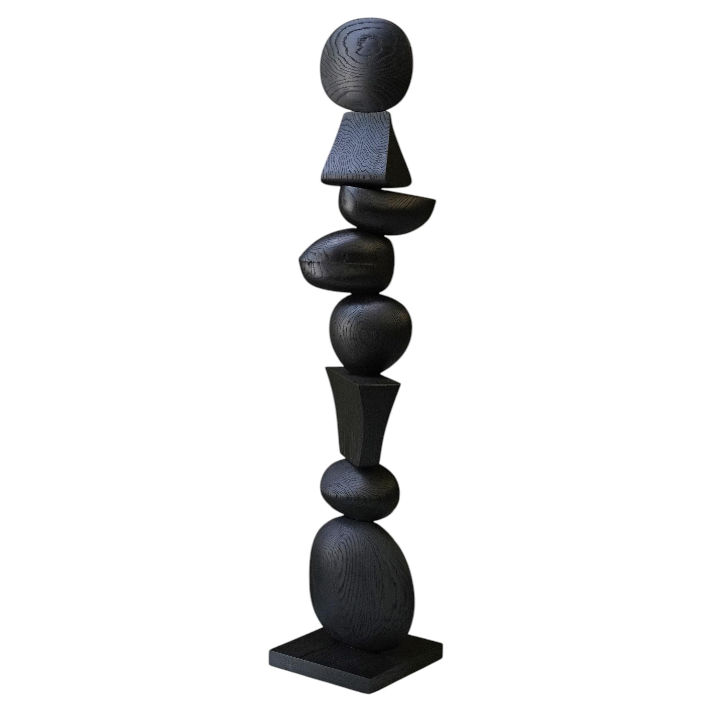 In verbrannter Eiche entsteht eine dunkle biomorphe Skulptur der Eleganz, Still Stand No97 im Angebot