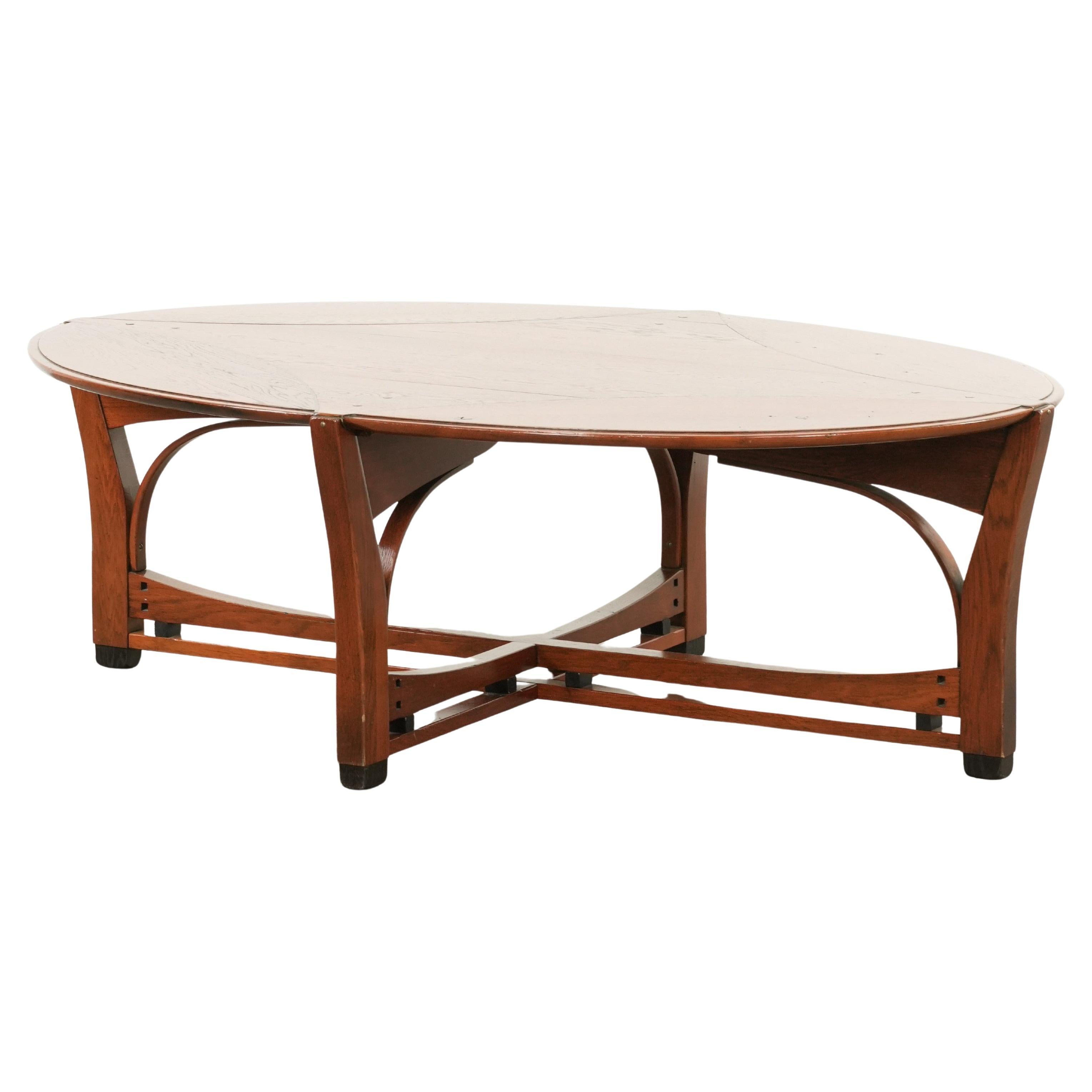 In good condition elegant oval Art Nouveau design coffee table