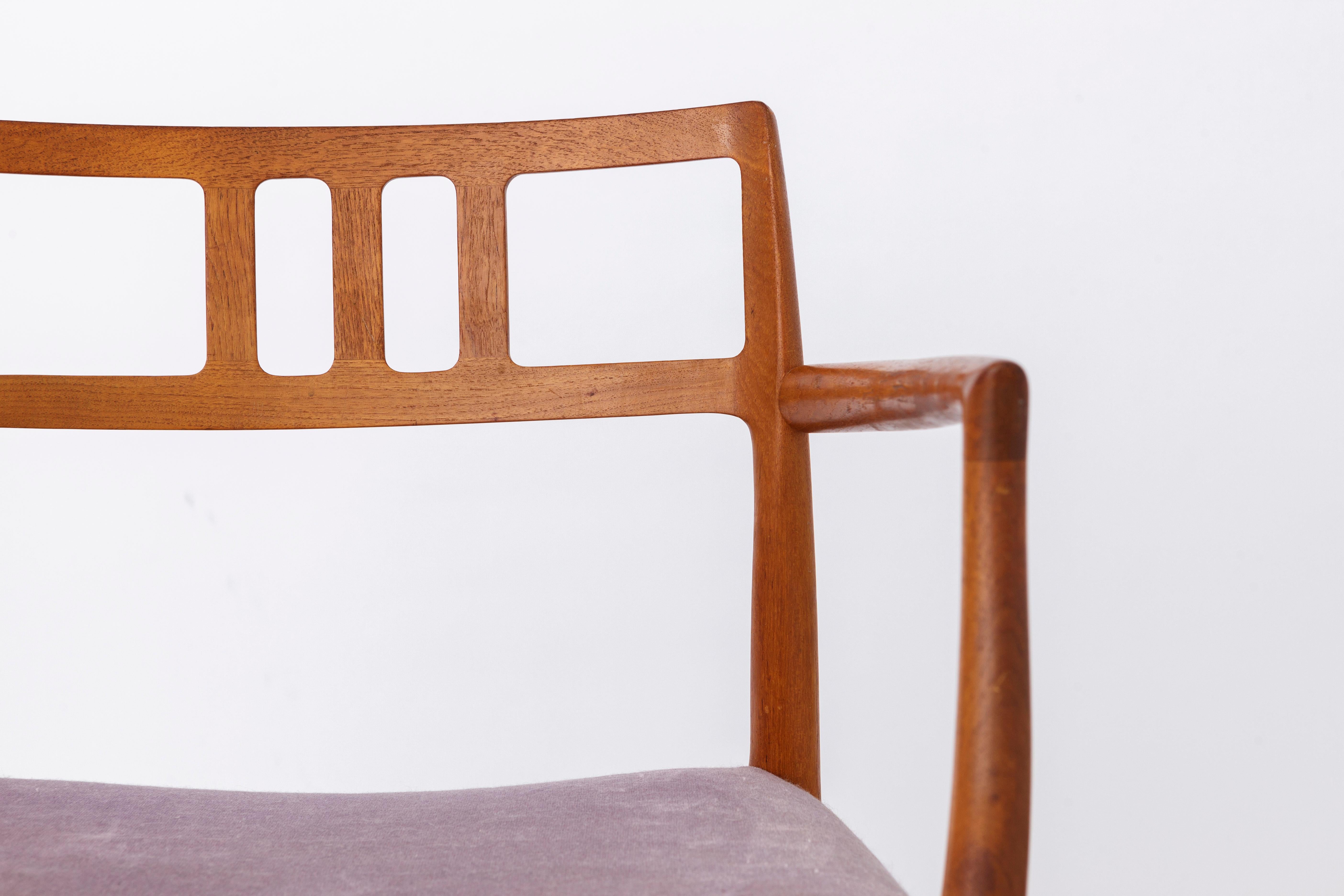 Je travaille actuellement sur ce fauteuil : 
Très beau et très rare fauteuil de J.L.A. Mollers, modèle 64.
Design/One de 1966, de Niels Otto Moller. 
La chaise peut être achetée. L'expédition se fera dans un délai de 3 à 4 semaines. 
Des photos de