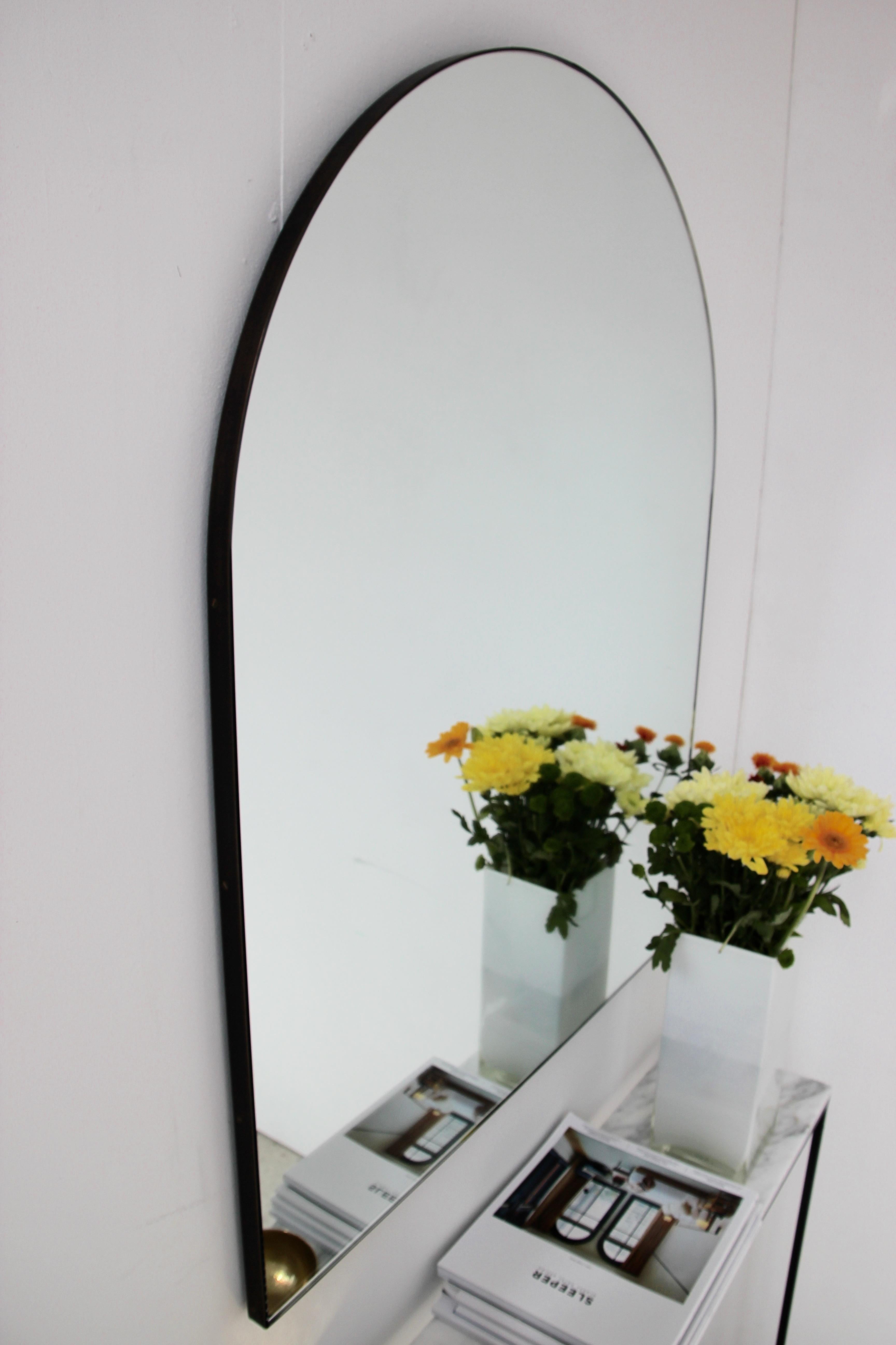 Organique En stock Miroir à encastrer contemporain Arcus arqué avec cadre en laiton patiné bronze en vente