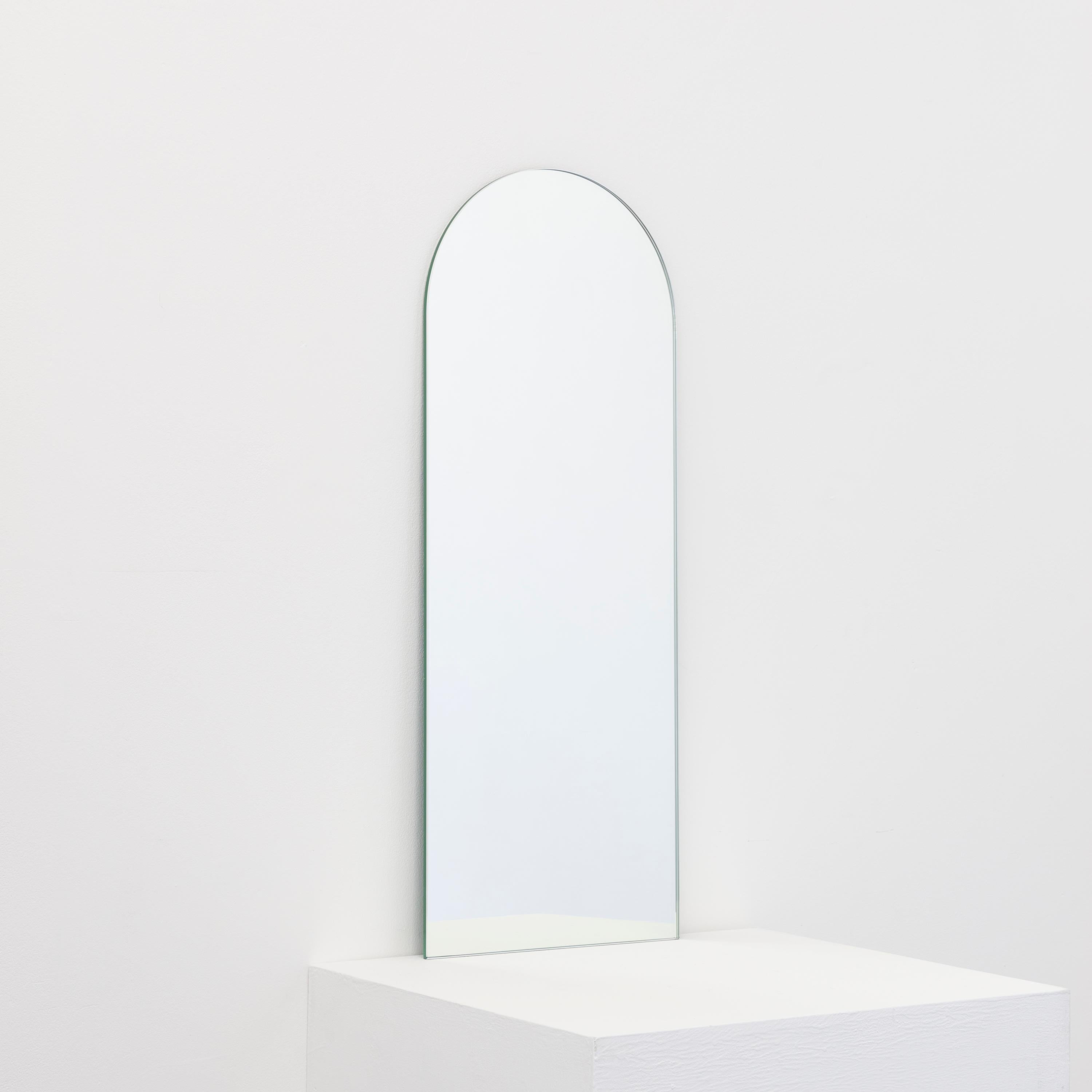 Cet article est disponible en stock et peut être emballé et expédié dans les 5 jours ouvrables suivant la confirmation de la commande.

Miroir sans cadre minimaliste Arcus™ en forme d'arche avec un effet flottant. Un design de qualité qui garantit
