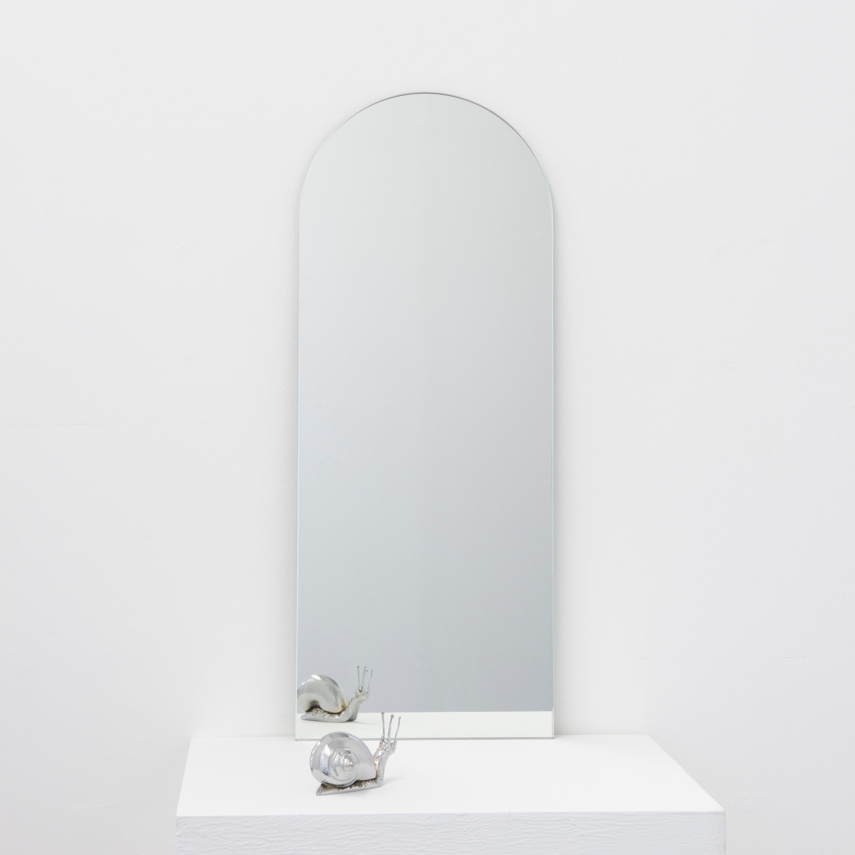 En stock Miroir minimaliste arqué Arcus avec effet flottant, XL Neuf - En vente à London, GB