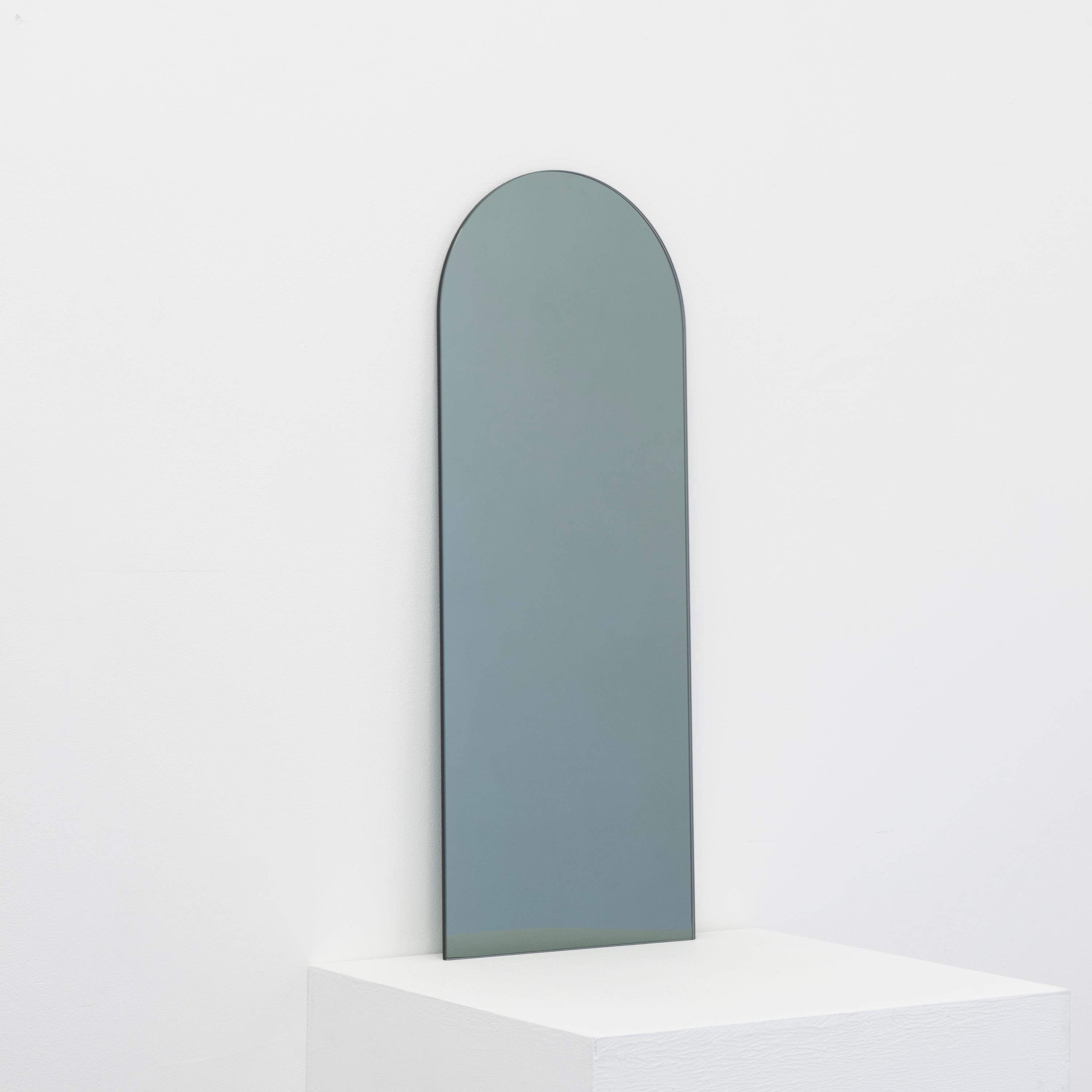 Espejo minimalista sin marco en forma de arco tintado de negro. Diseño de calidad que garantiza que el espejo quede perfectamente paralelo a la pared. Diseñado y fabricado en Londres, Reino Unido.

Equipado con placas profesionales no visibles una
