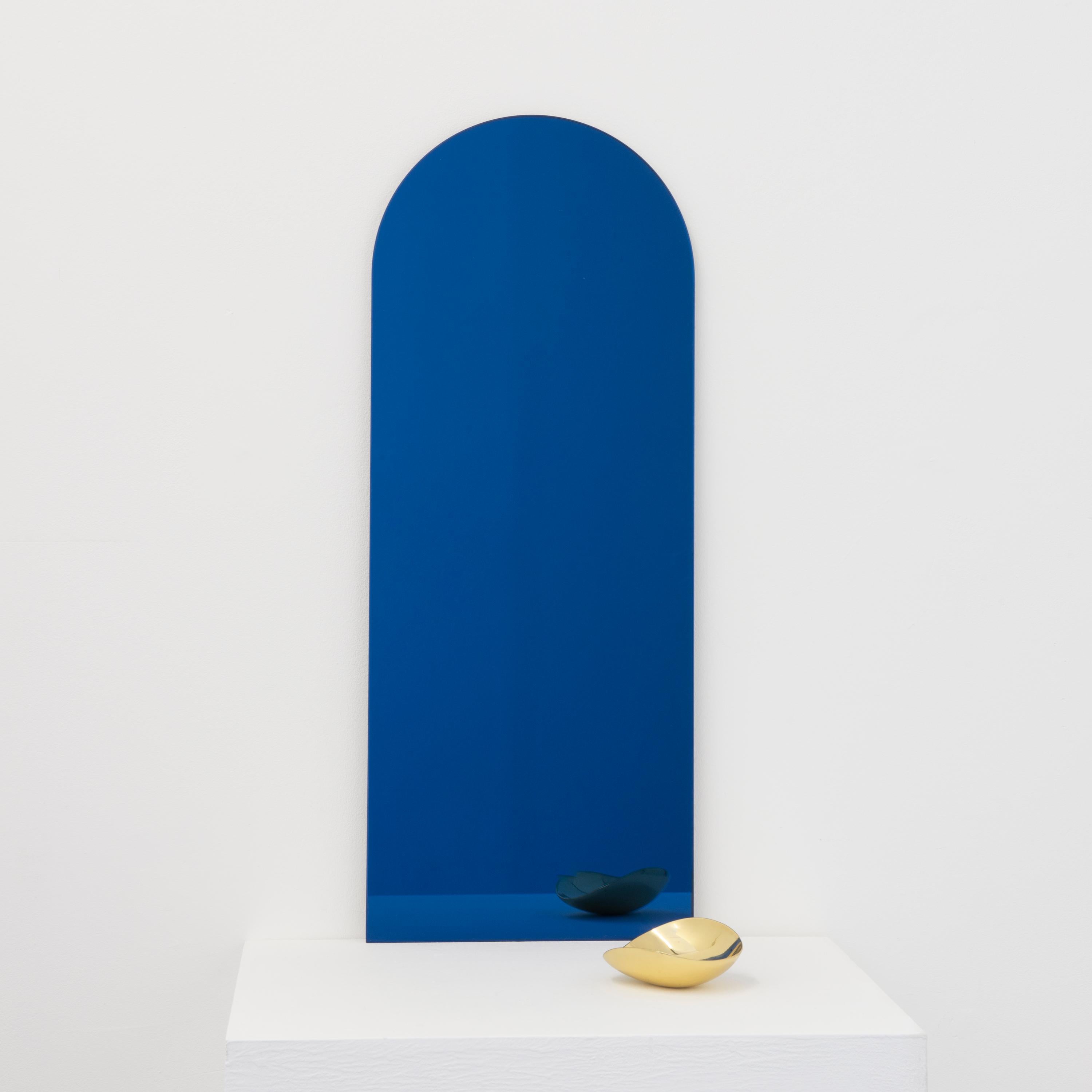 XXIe siècle et contemporain En stock Arcus Blue Tinted Arched Frameless Contemporary Wall Mirror, Small en vente