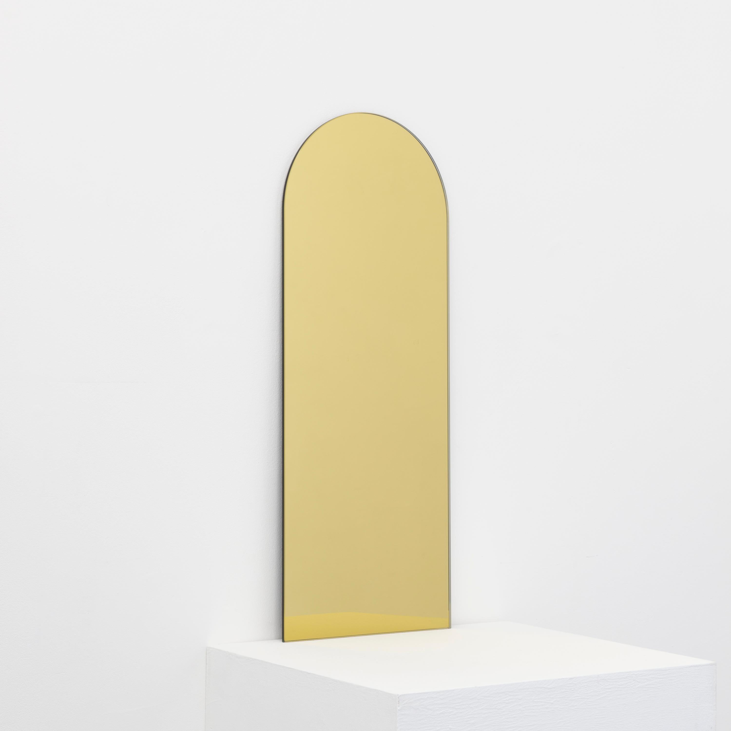 Ce miroir est disponible en stock.

Miroir sans cadre minimaliste en forme d'arche et teinté d'or. Un design de qualité qui garantit que le miroir est parfaitement parallèle au mur. Conçu et fabriqué à Londres, au Royaume-Uni.


Equipé de plaques
