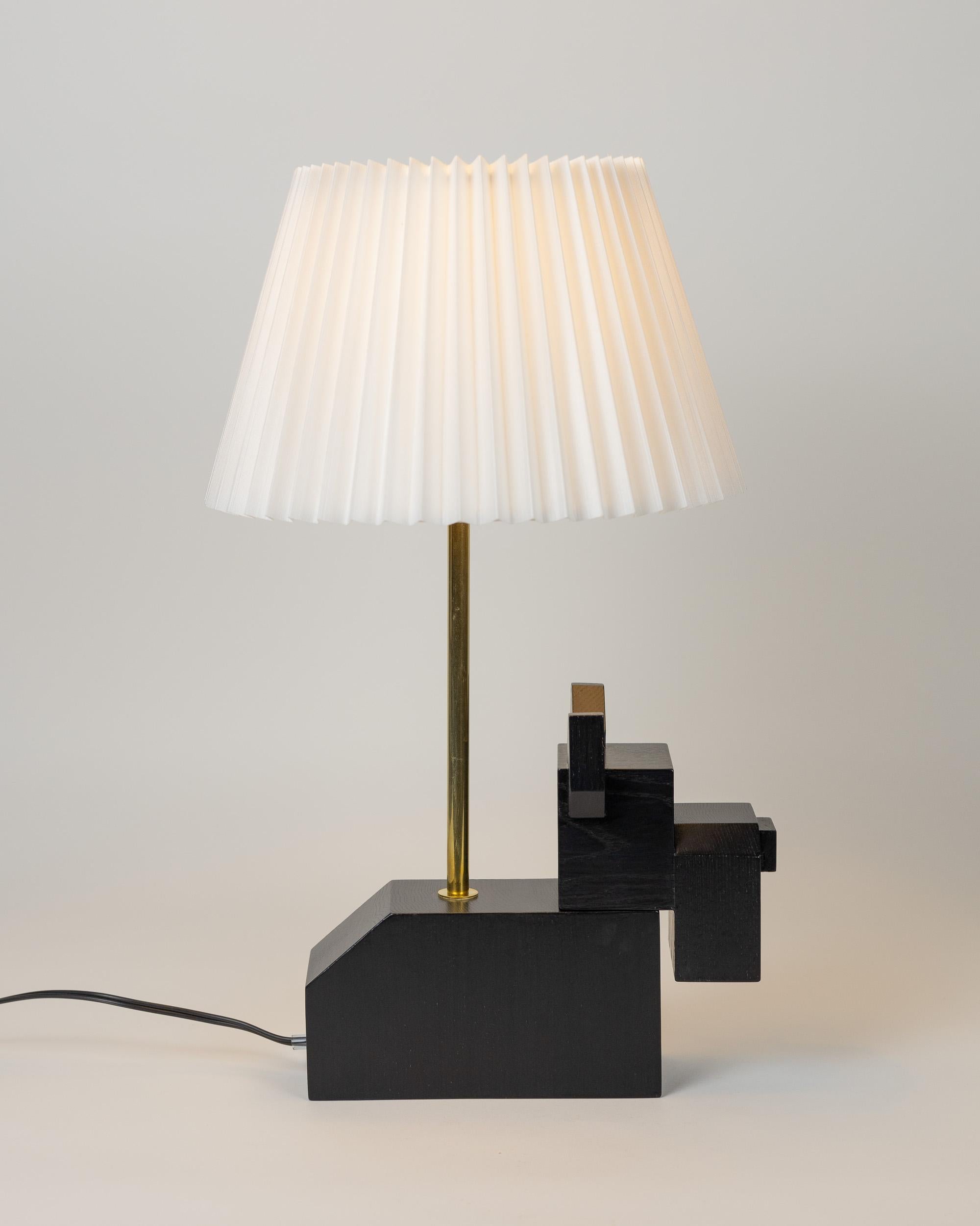 Moderne En stock, lampe de bureau noire en bois avec abat-jour plié blanc et chien en vente