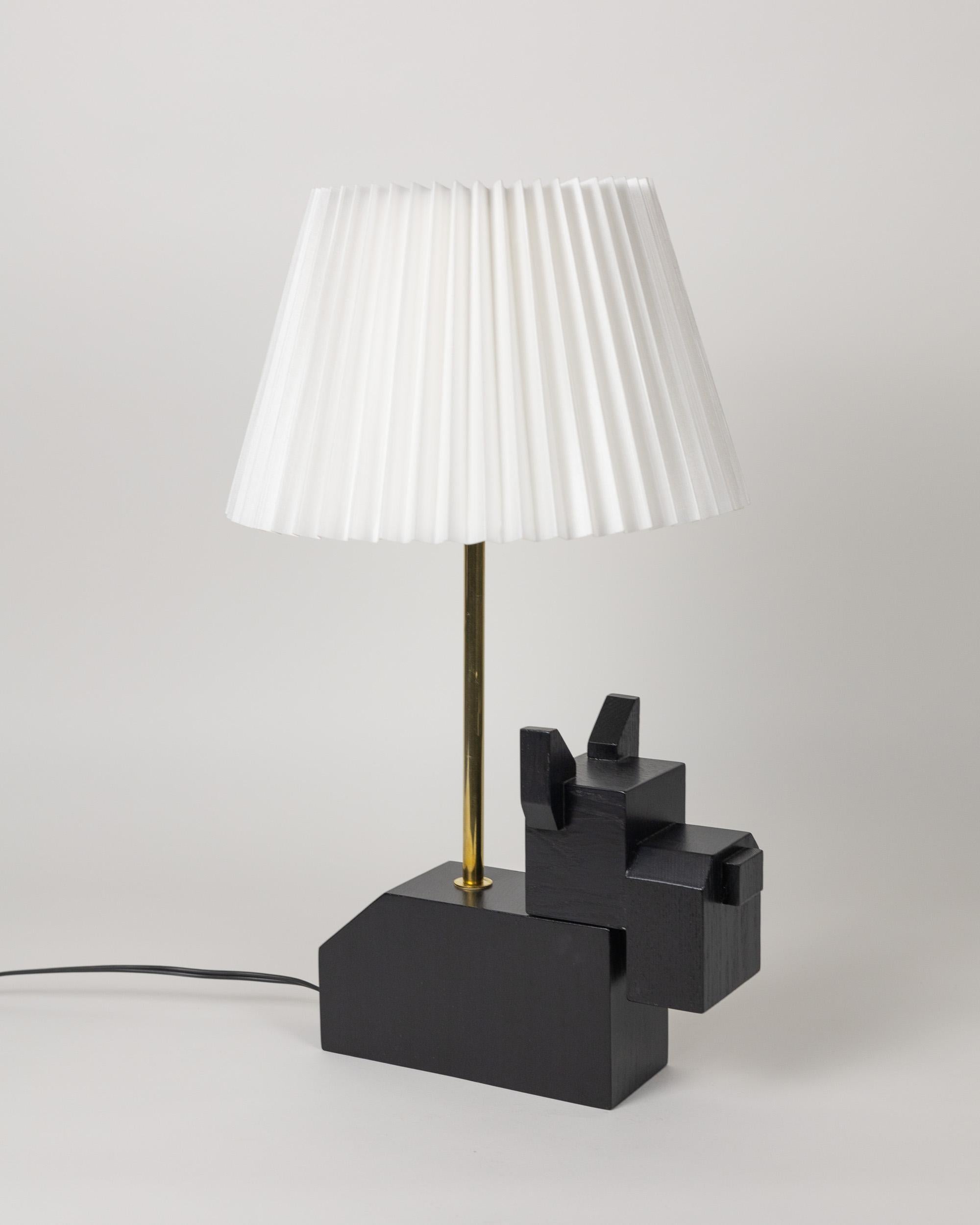 XXIe siècle et contemporain En stock, lampe de bureau noire en bois avec abat-jour plié blanc et chien en vente