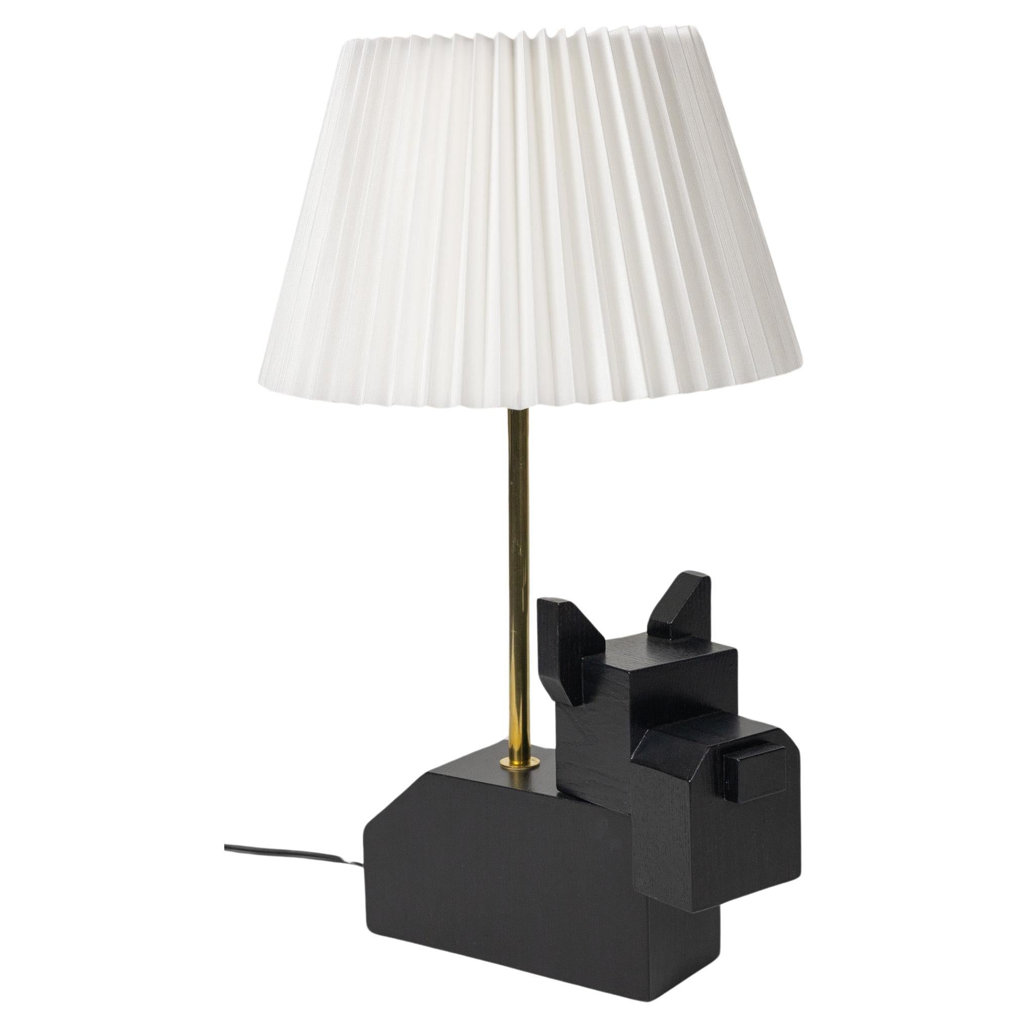 En stock, lampe de bureau noire en bois avec abat-jour plié blanc et chien en vente