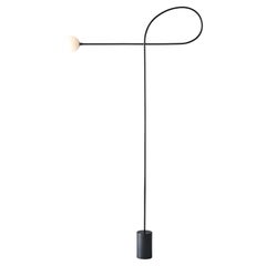 Lampadaire nœud en acier noirci et verre soufflé à la main, Estudio Persona