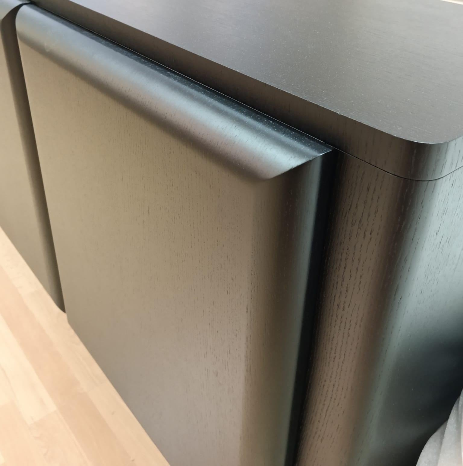 In Stock-Brutalist Minimal Sideboard In Dunkel gebeizt Eiche von Mondo Design Studio (Handgefertigt) im Angebot