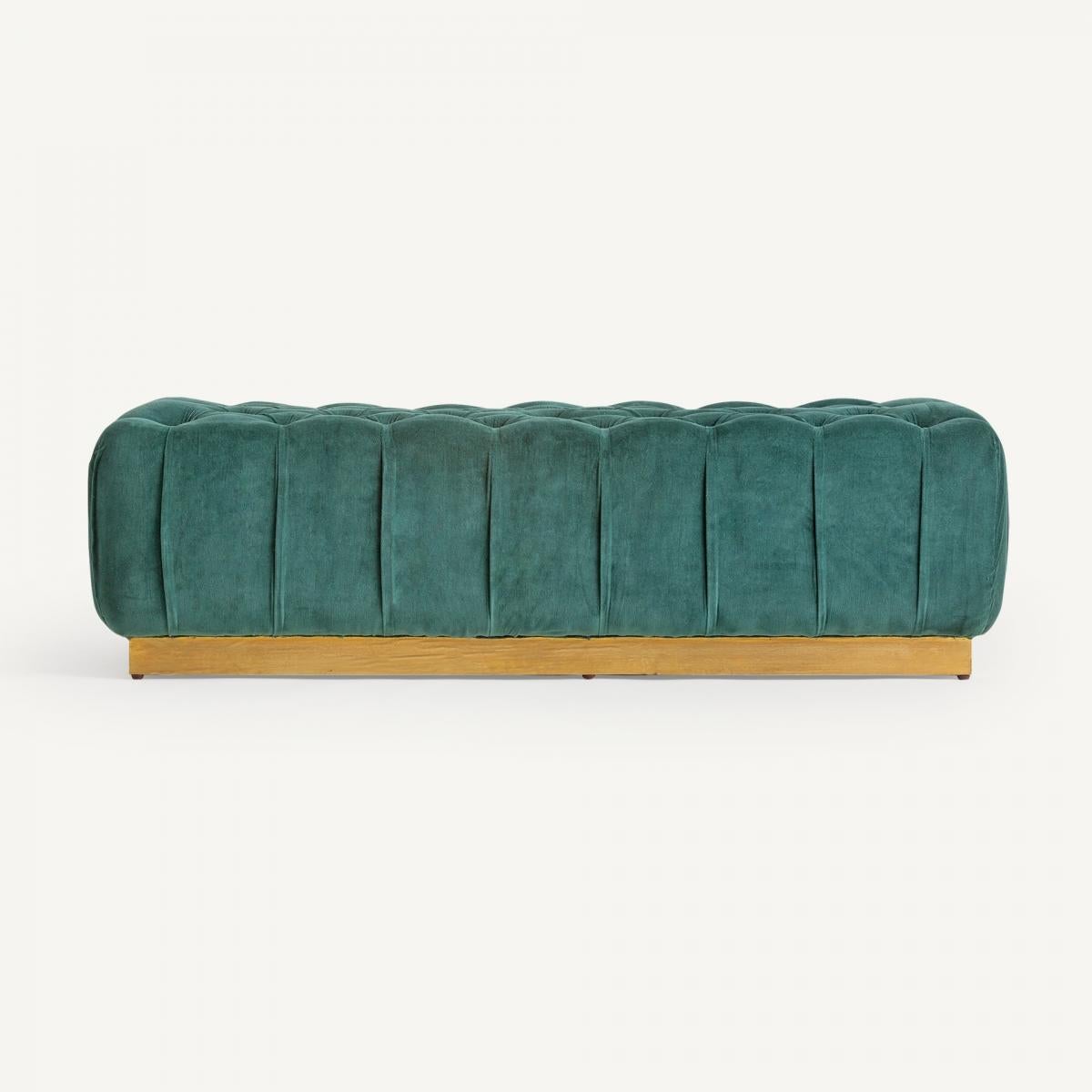 The deep buttoned bed foot stool in a emerald green color exudes shabby chic elegance. Crafted from solid wood, it harmoniously blends durability and sophistication. Its soft velvet upholstery, adorned with button detailing, adds a touch of luxury.