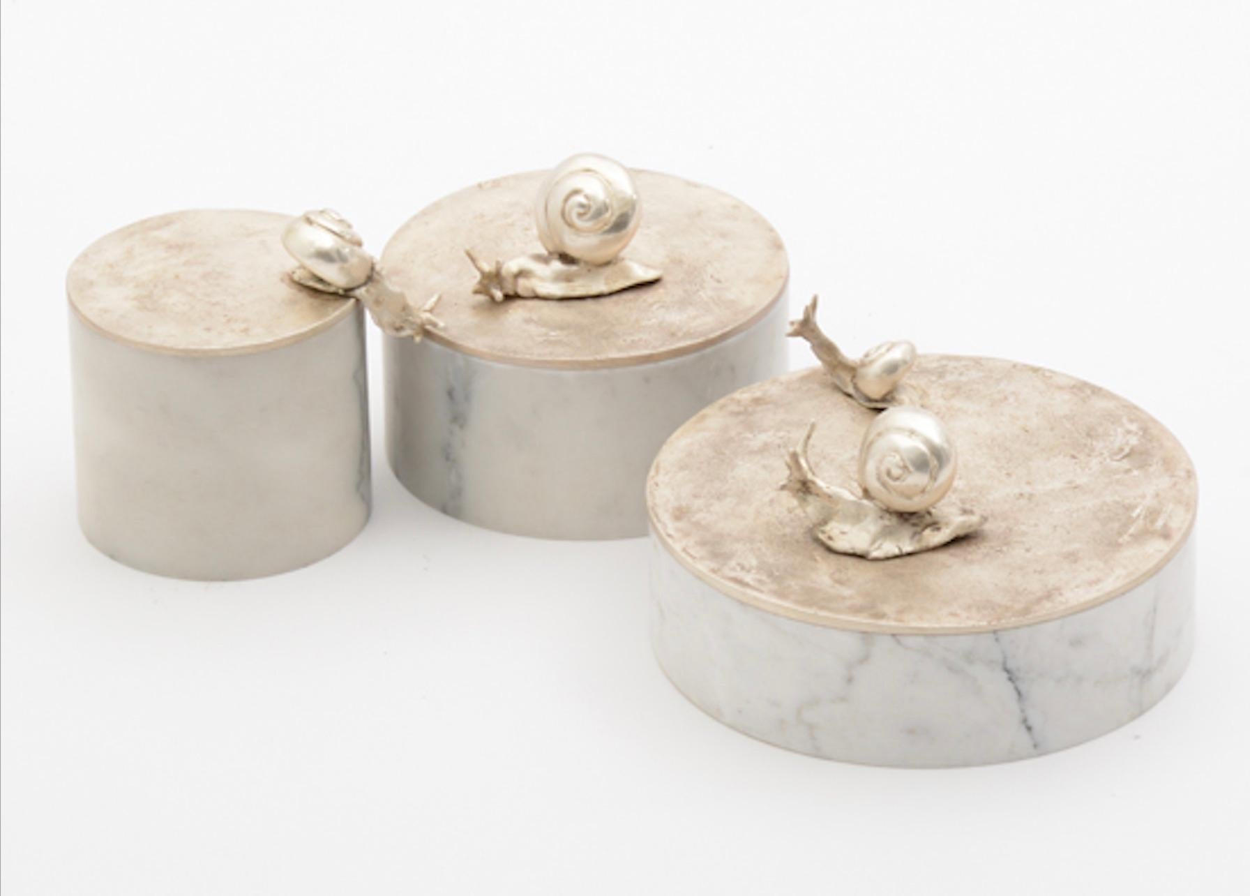 Caracol Keepsake-Schachtel aus mattem Silber und weißem Marmor von Elan Atelier (L) IN STOCK (21. Jahrhundert und zeitgenössisch) im Angebot