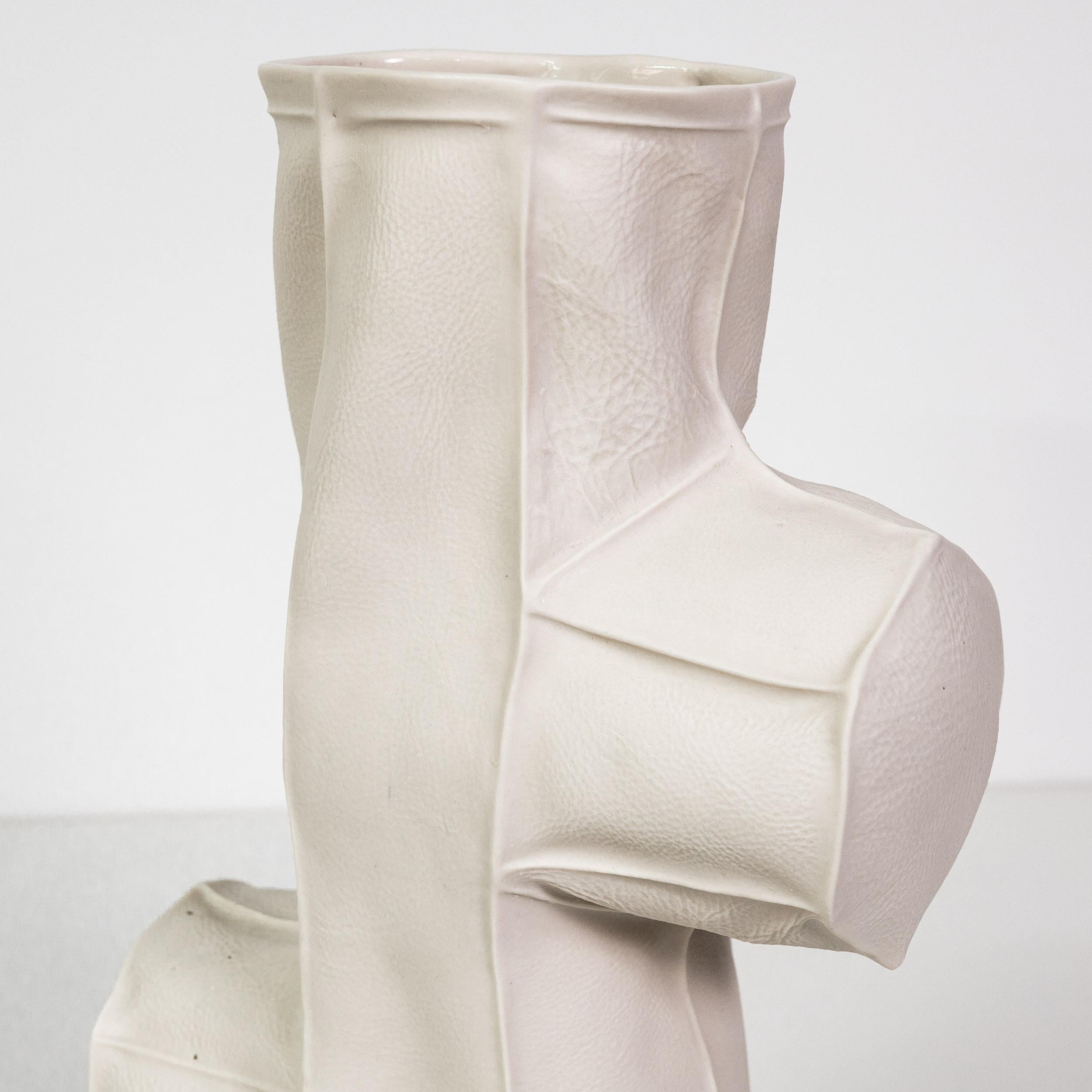 In-Stock Keramik Kawa Vase 18 Freiform organische Skulptur Leder texturiert SECOND (Handgefertigt) im Angebot