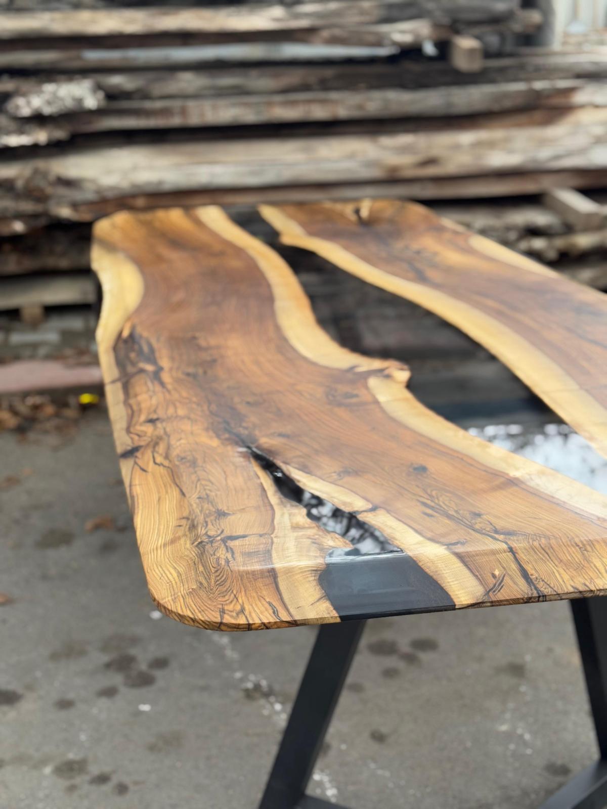 Auf Lager River Epoxy-Tisch aus klarem Harz, Esszimmertisch, handgefertigte Möbel (Skandinavische Moderne) im Angebot
