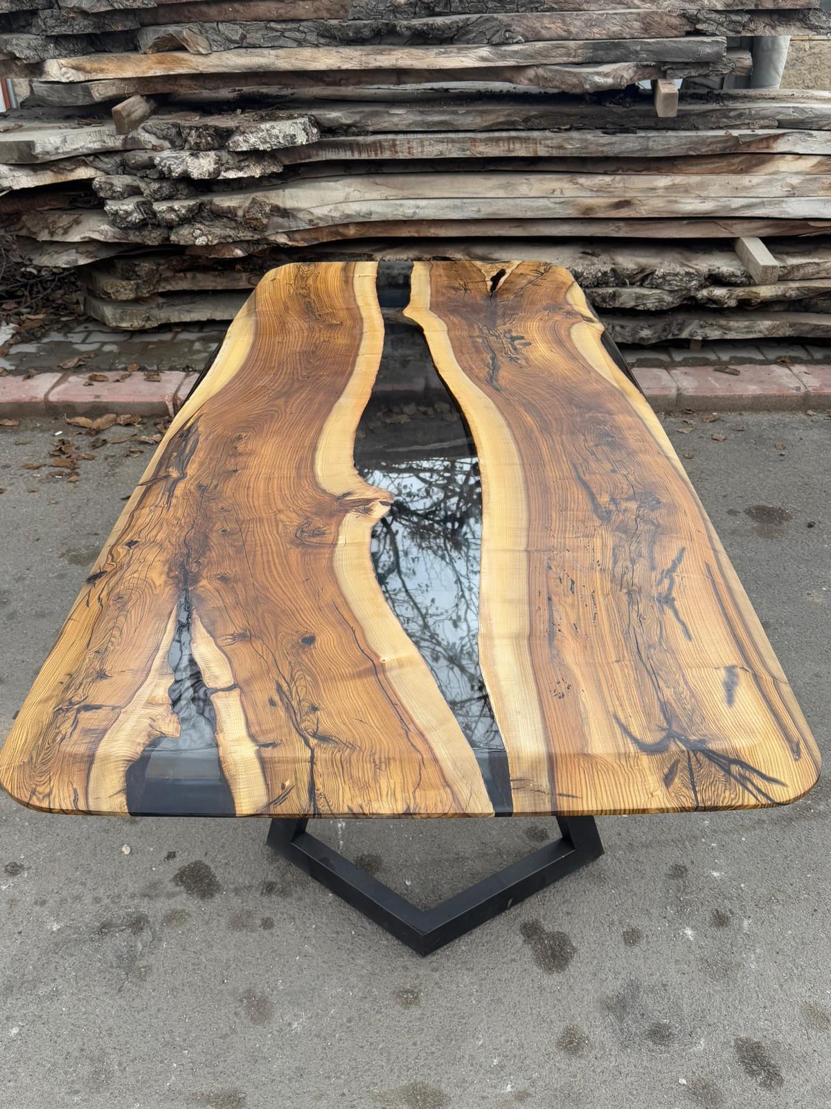 Auf Lager River Epoxy-Tisch aus klarem Harz, Esszimmertisch, handgefertigte Möbel (Gebürstet) im Angebot