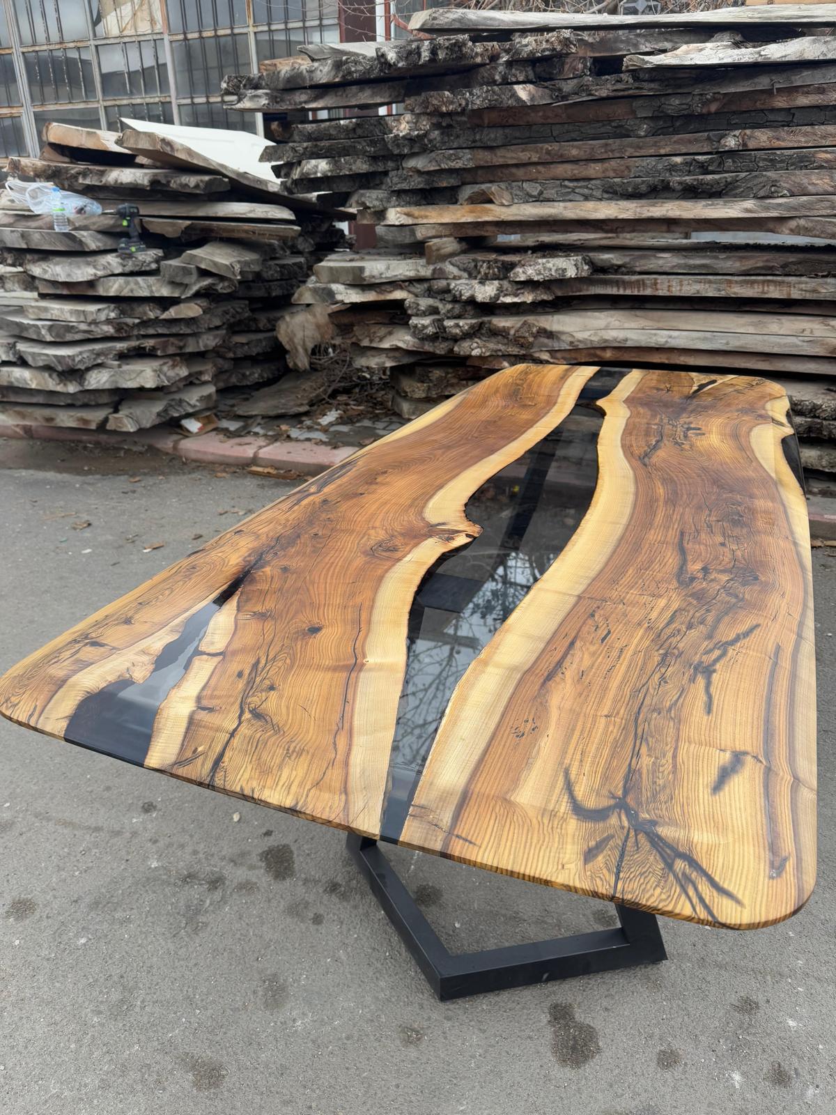 Auf Lager River Epoxy-Tisch aus klarem Harz, Esszimmertisch, handgefertigte Möbel (21. Jahrhundert und zeitgenössisch) im Angebot