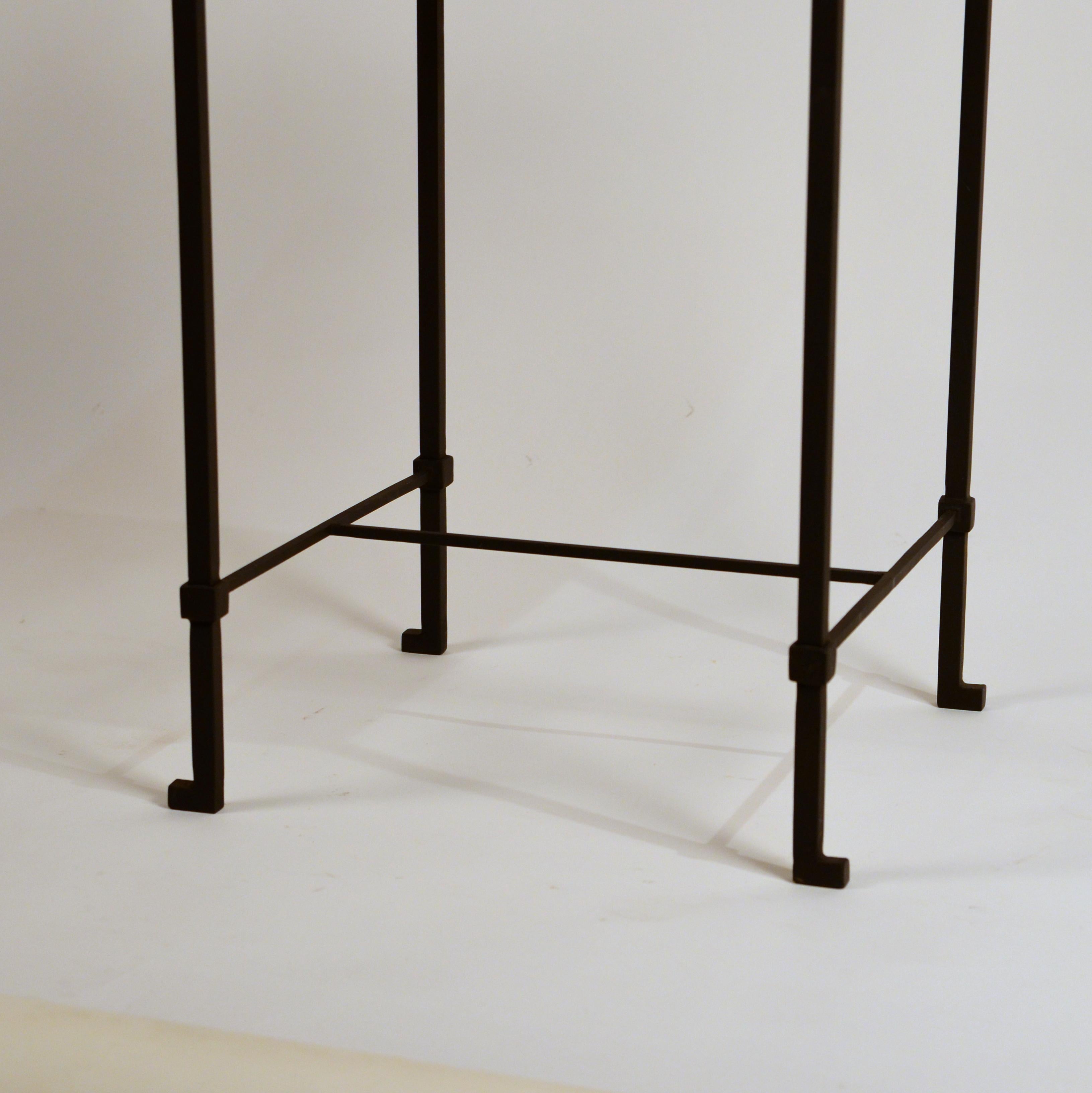 Peint Table à boissons 'Diagramme' en fer et travertin adouci par Design Frères en stock en vente