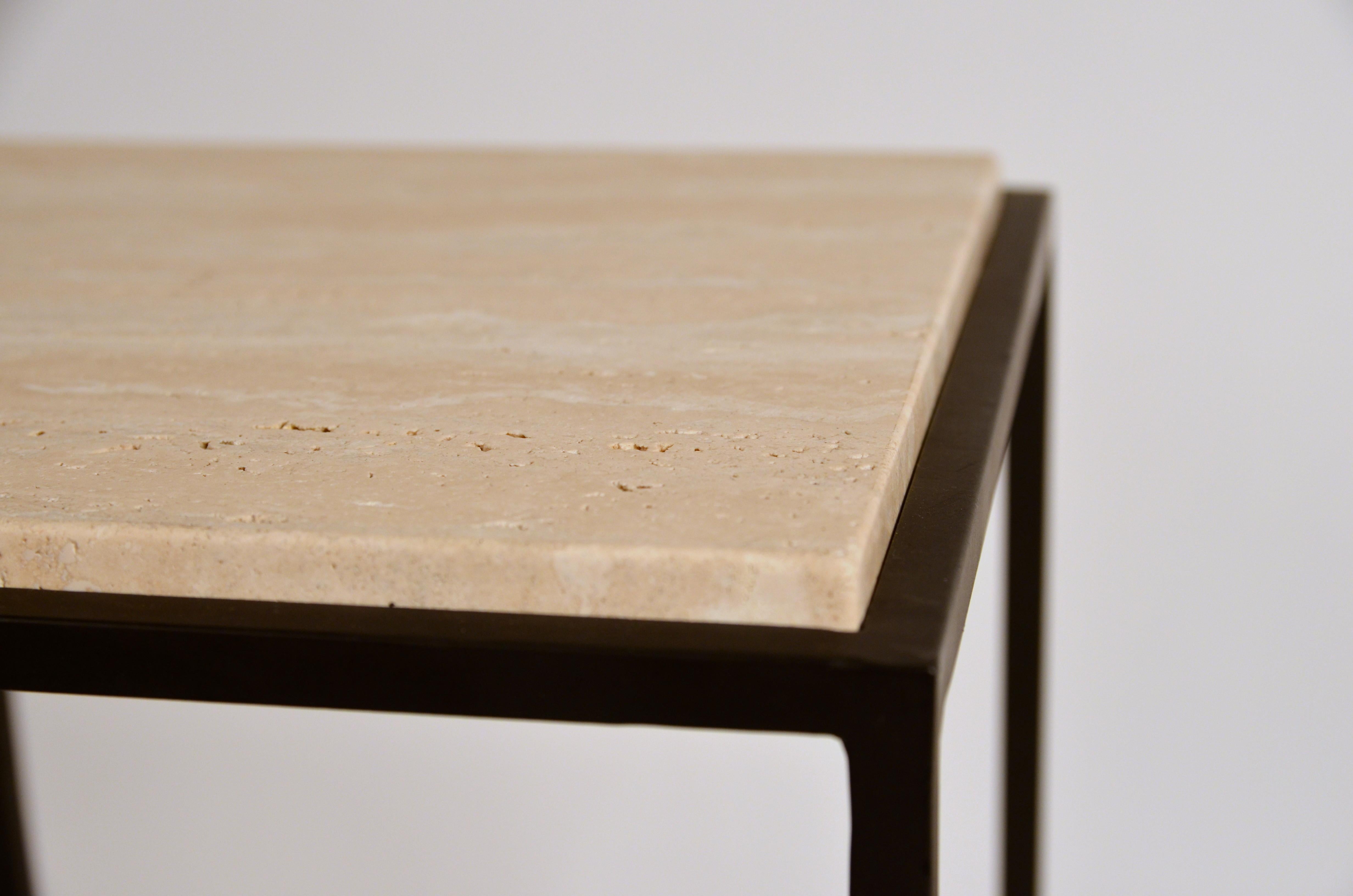 Table à boissons 'Diagramme' en fer et travertin adouci par Design Frères en stock Neuf - En vente à Los Angeles, CA