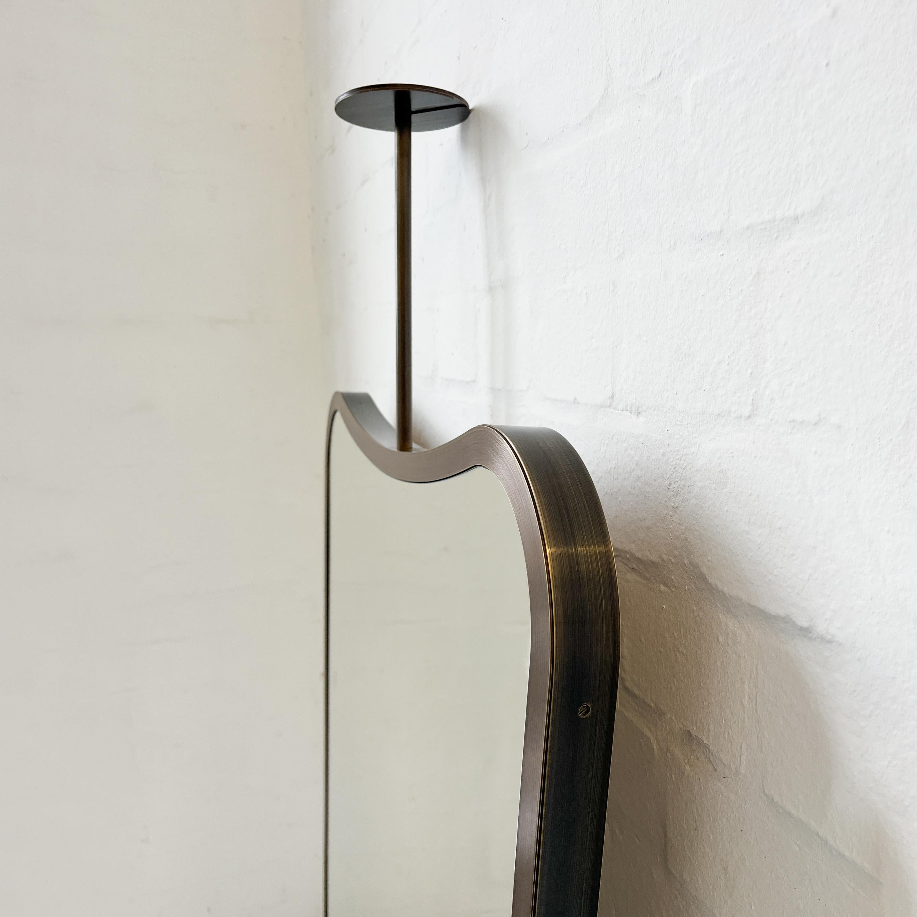 En stock Espejo suspendido de techo Freeform con marco de pátina de bronce, Vintage Two Siglo XXI y contemporáneo en venta
