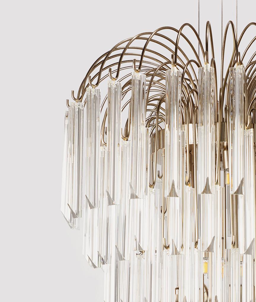 Vergoldeter Lotus-Kronleuchter aus In-Stock mit gestuften Glasblättern, vergoldet (Minimalistisch) im Angebot