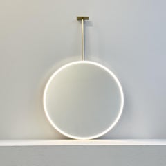 En stock Miroir rond Orbis suspendu au plafond, éclairé, cadre en laiton