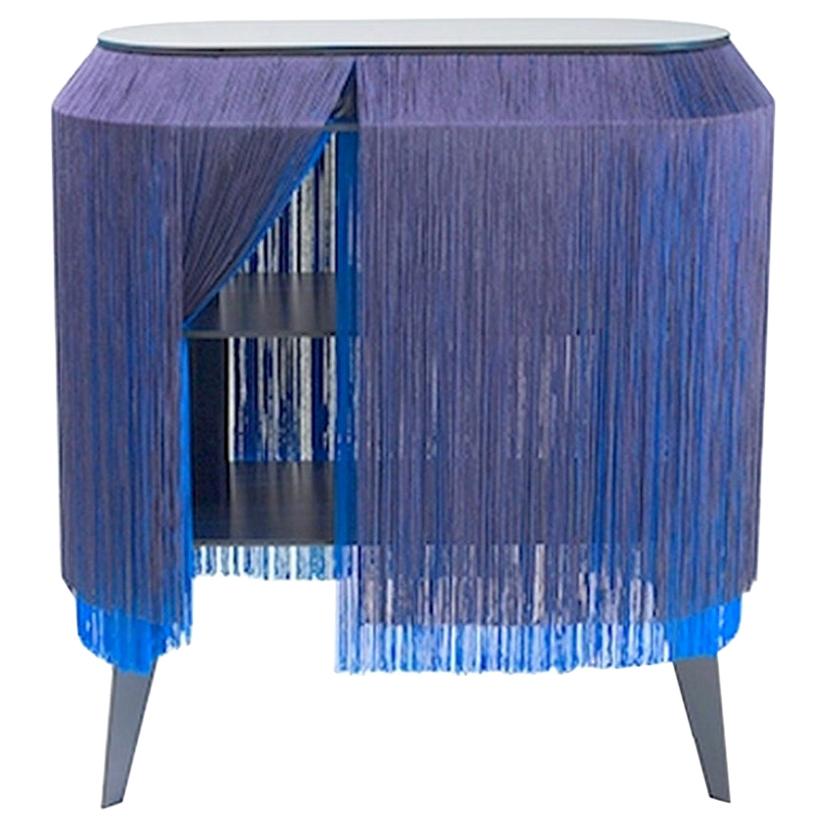 Table d'appoint / table de nuit à franges bleues, fabriquée en France