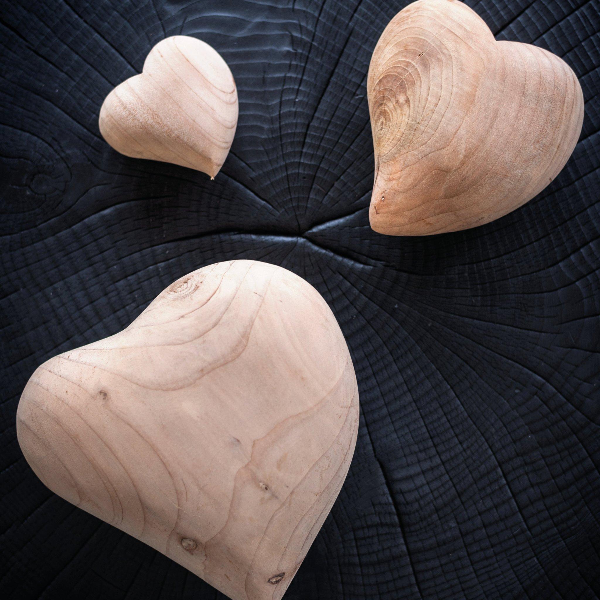 Modern In Stock in Los Angeles, Cuore Heart Cedar Wood Paperweight Small, Made in Italy For Sale