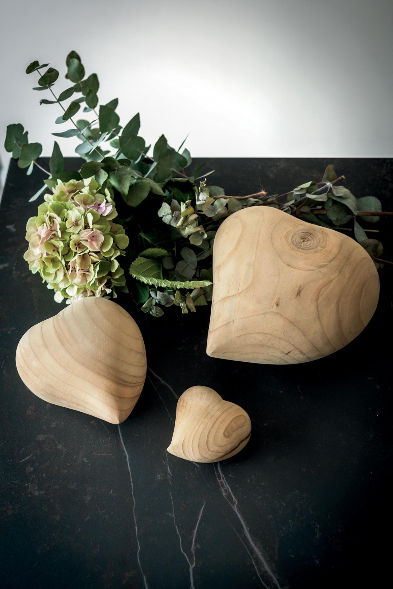 Italian In Stock in Los Angeles, Cuore Heart Cedar Wood Paperweight Small, Made in Italy For Sale