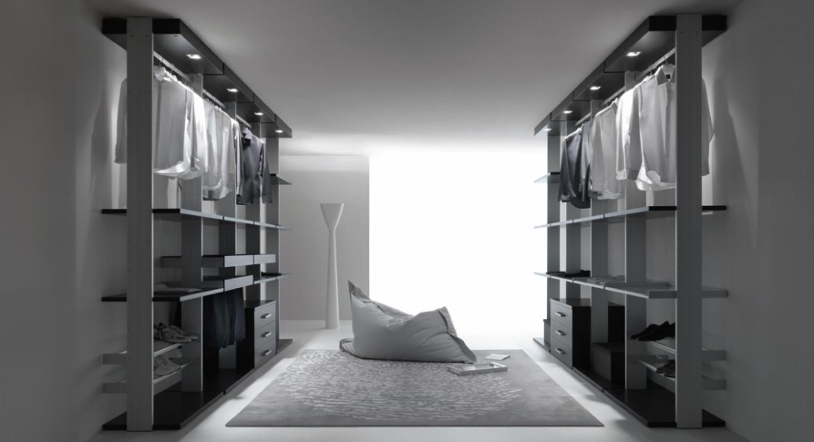 Dressing made by anodized aluminium uprights and shelves in white Matrix or Rovere Moro. Sidus represents the maximum expression of flexibility for a Dressing. It is possible to personalize it and use the same in different dimensions and in all