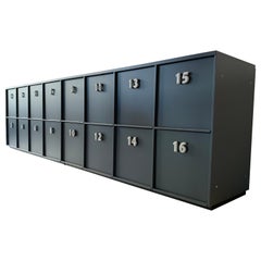 En stock à Los Angeles, armoire à outils grise numérotée, par Pietro Arosio