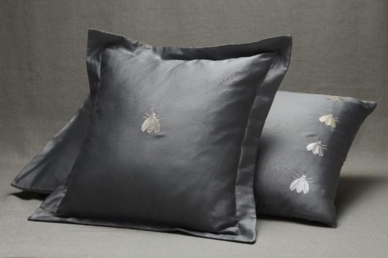 Mastro Raphael Grey Cushion Satin Pillow - Api time
Measures: 45cm x 45cm

It's time for refined caresses. Metallic embroideries alternated with opaque and shiny yarns are the distinguishing features of this special collection. The sheet-set,