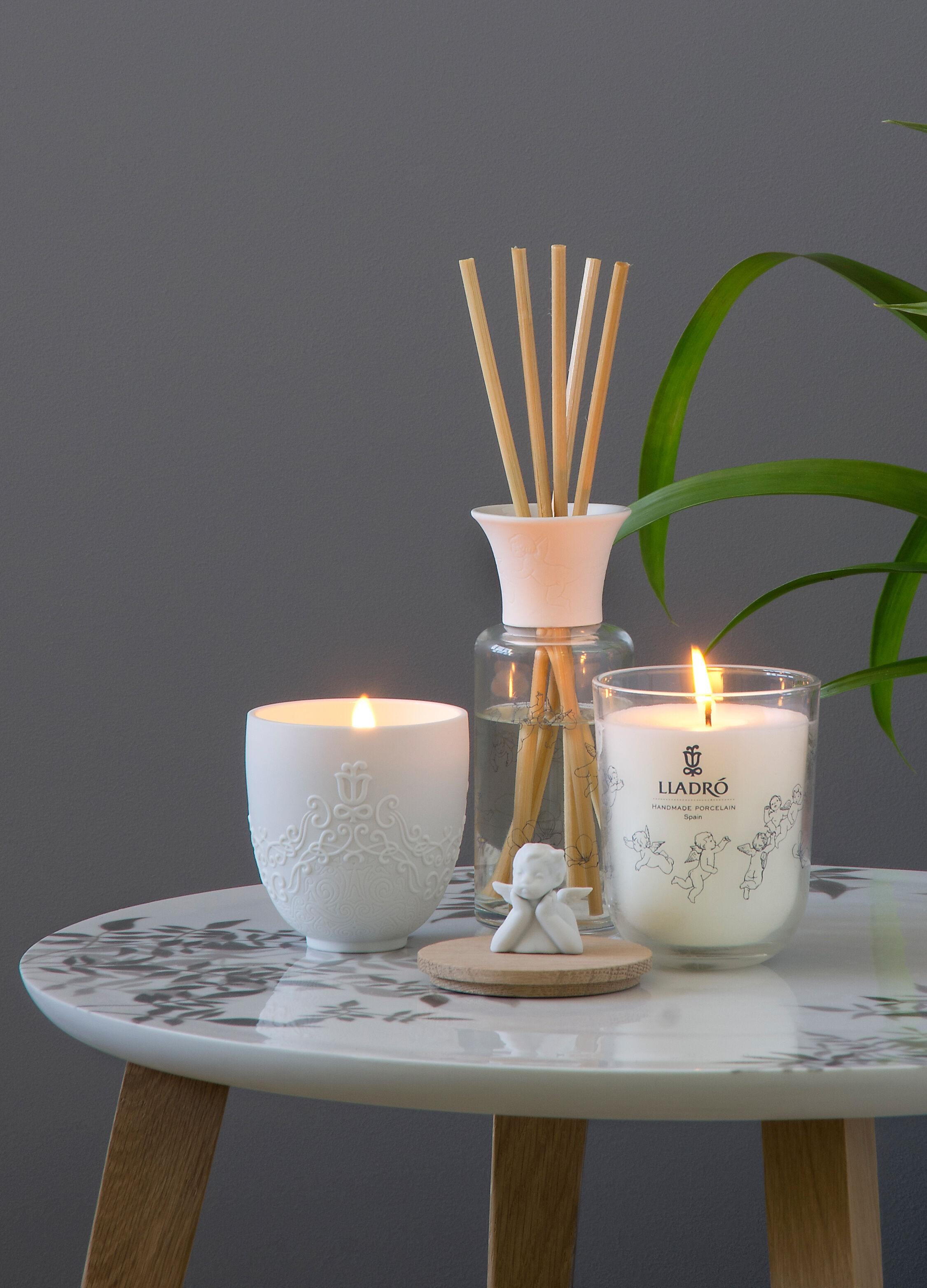 Missing you candle. Tropical blossoms scent
In stock in Los Angeles

A floral scented candle for home with a natural oak wood lid topped with an angel in Matte white porcelain. The container is made of glass decorated with cherubs and